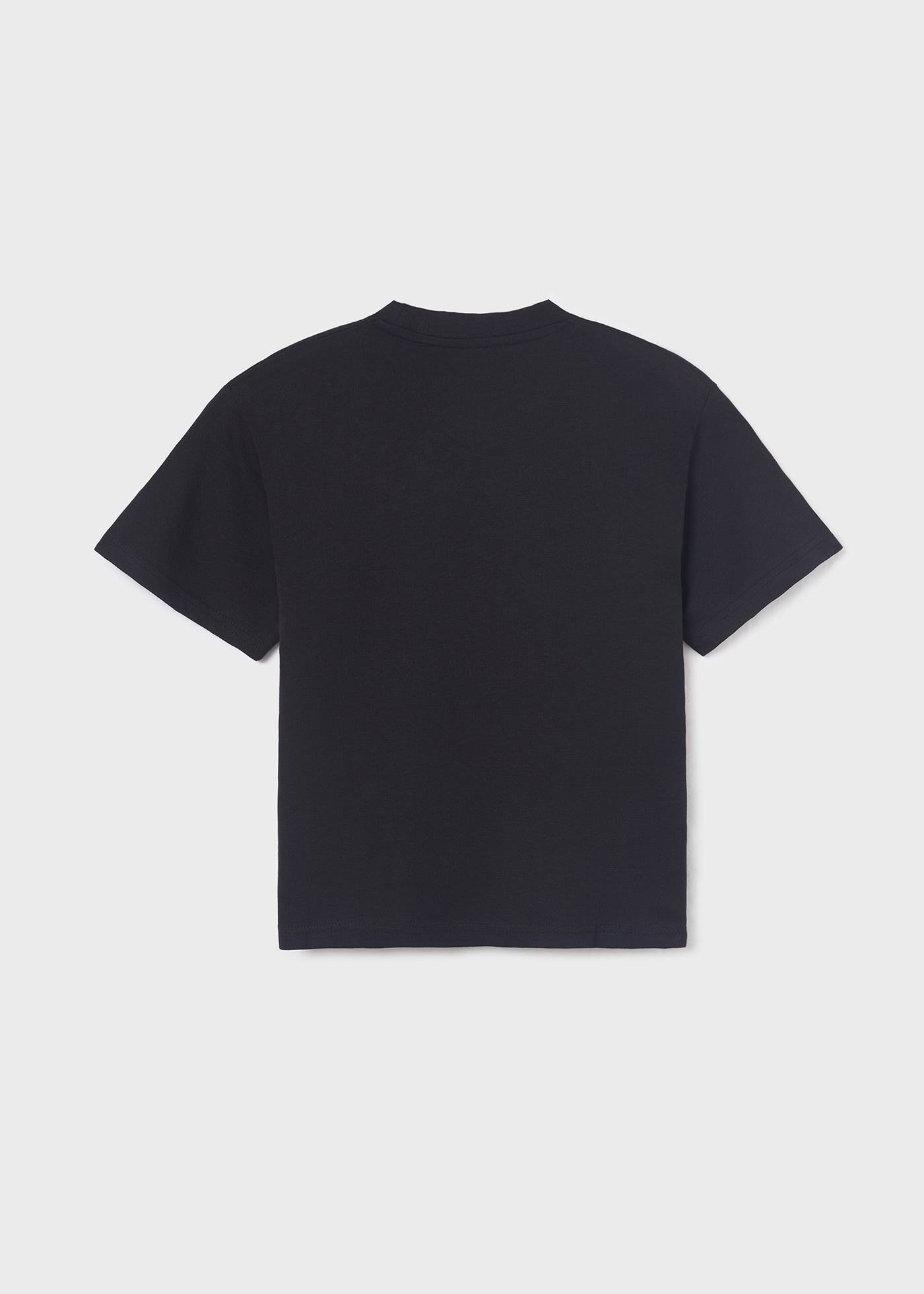 Camiseta infantil com estampa sustentável em algodão.