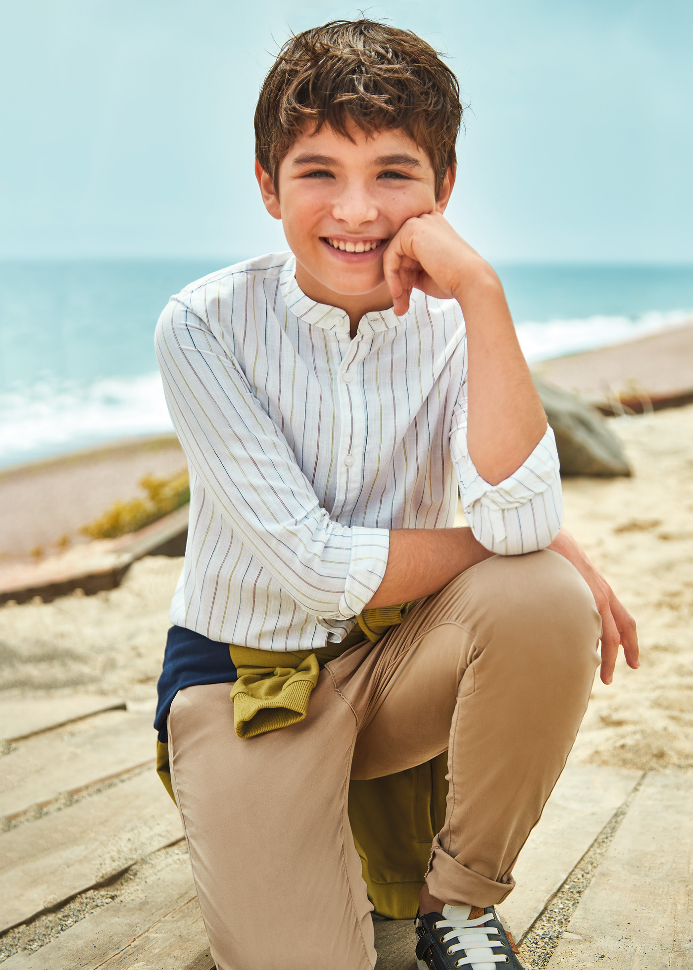 Calças chino slim-fit feitas de algodão sustentável para meninos