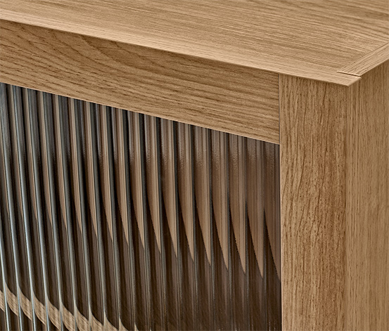 Wandschrank mit Riffelglastür