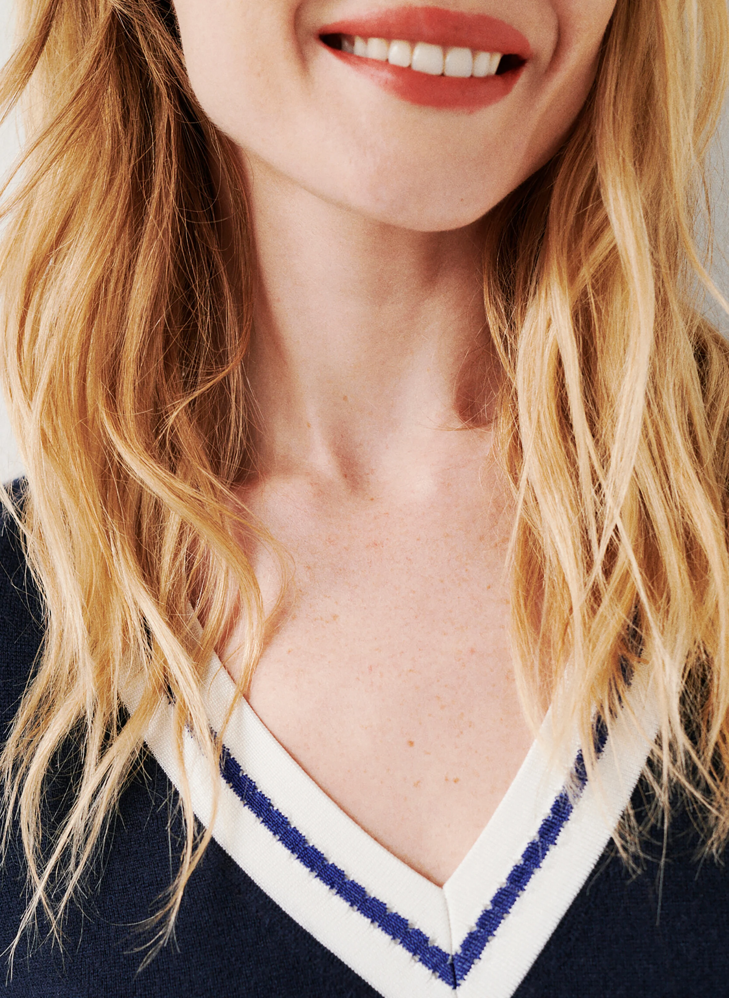 MANUELA - Pull droit col V en laine mélangée | Bleu