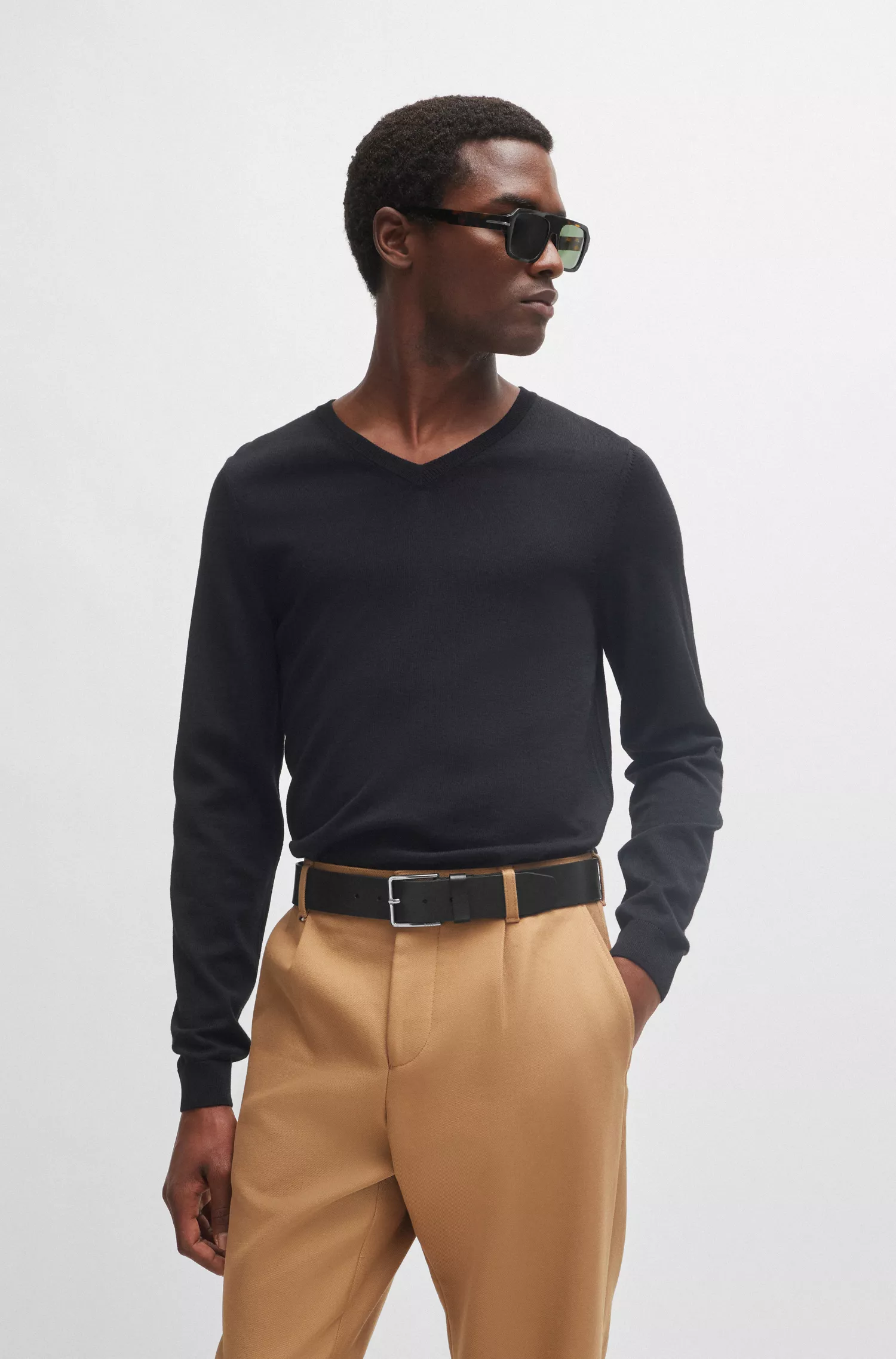 Cinto BOSS em couro italiano preto com fivela de pino com a marca.