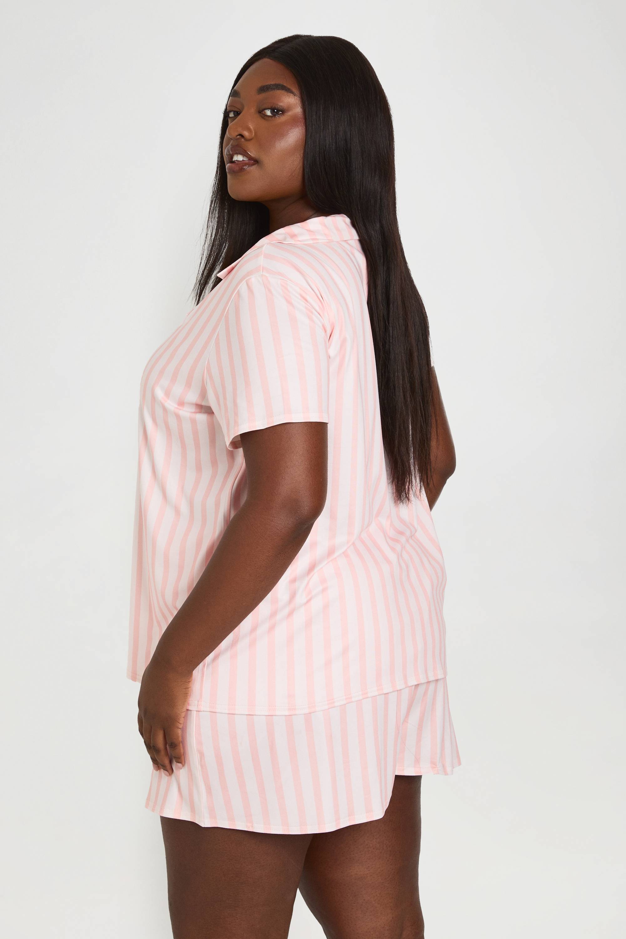 boohoo Ensemble Pyjama Grande Taille À Rayures Manches Courtes Et Short