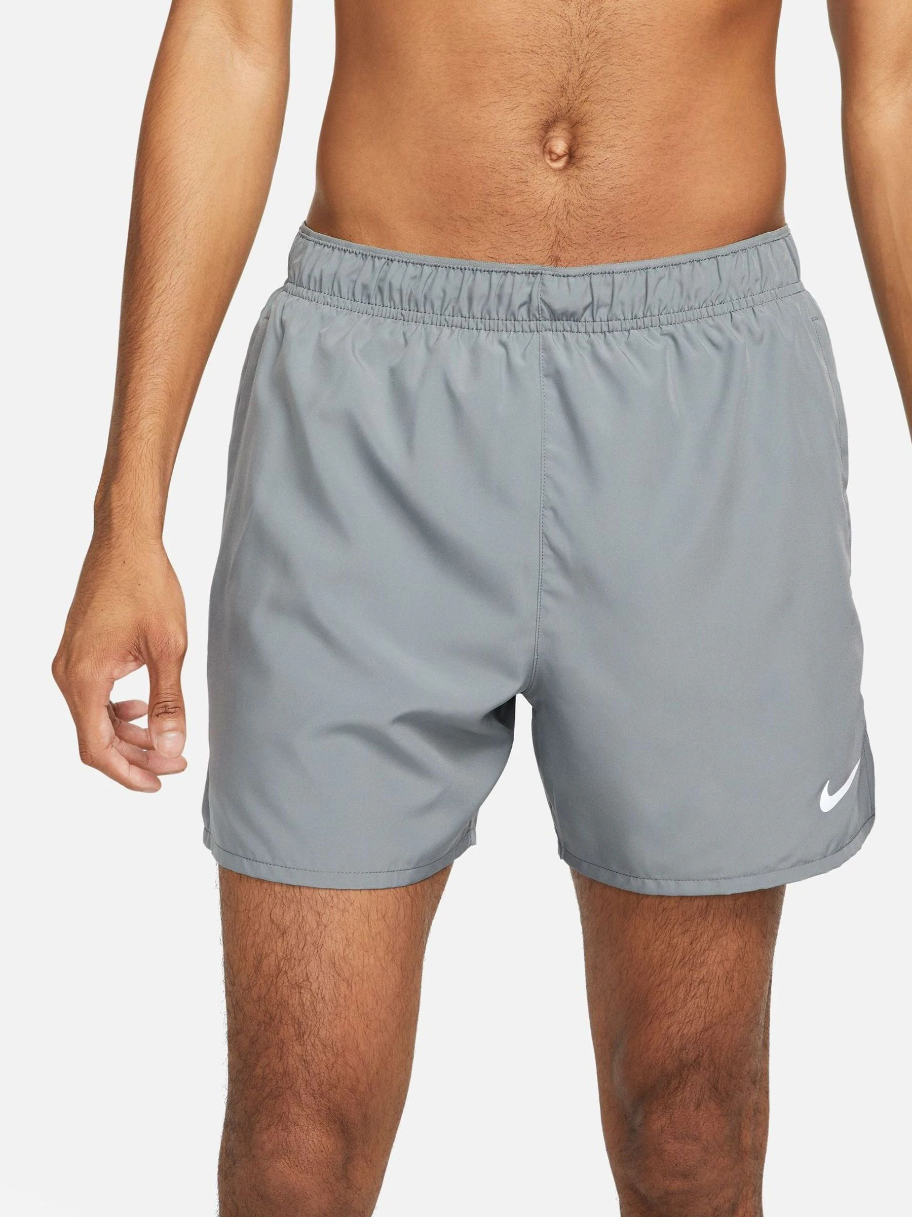 Lichtgrijs - Nike Dri-FIT Challenger 5 Inch hardloopshorts met slipvoering