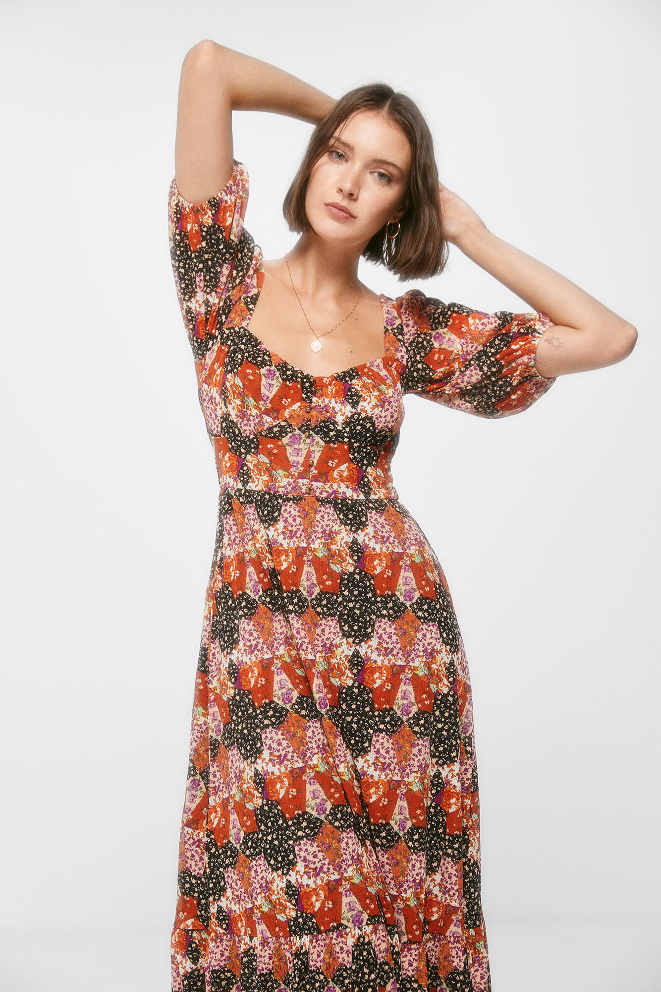 Vestido midi com decote abotoado e estampa.