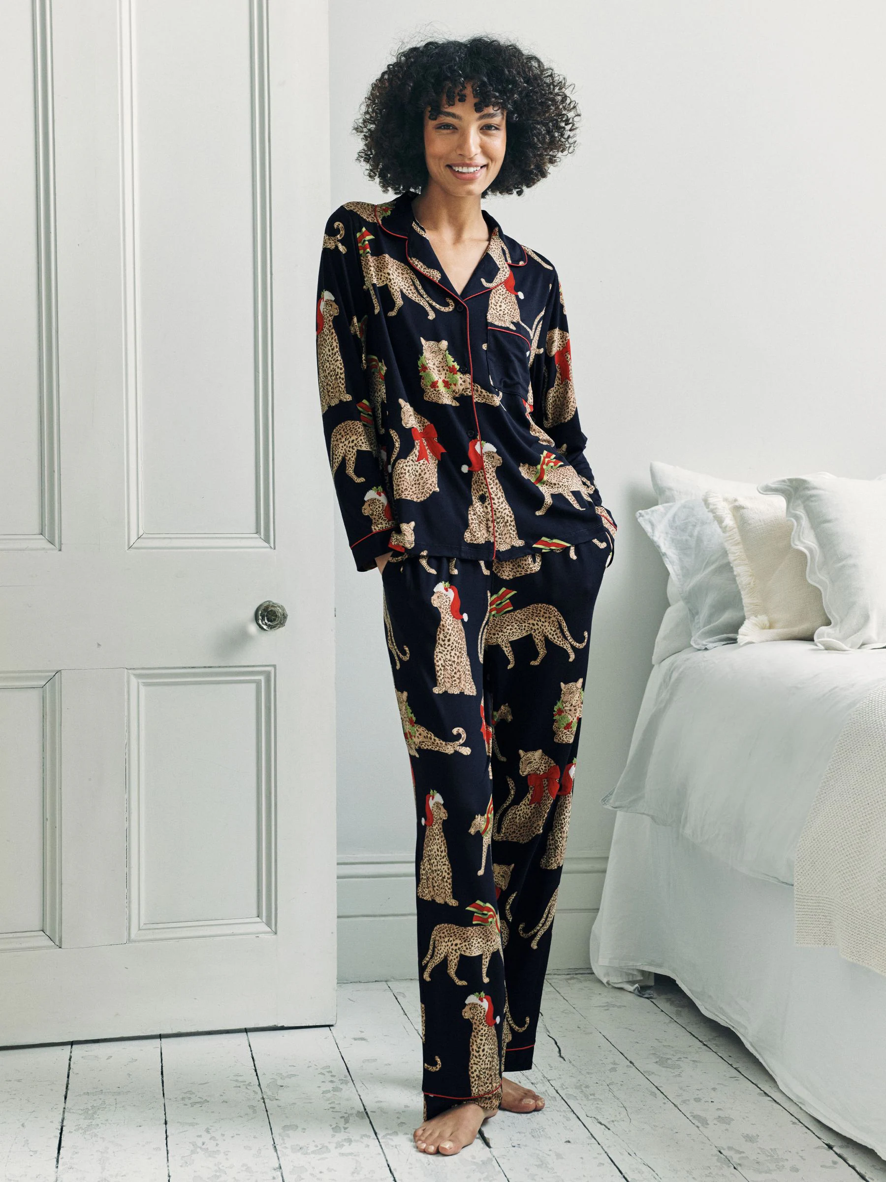 Chelsea Peers lange pyjama met kerstluipaardprint