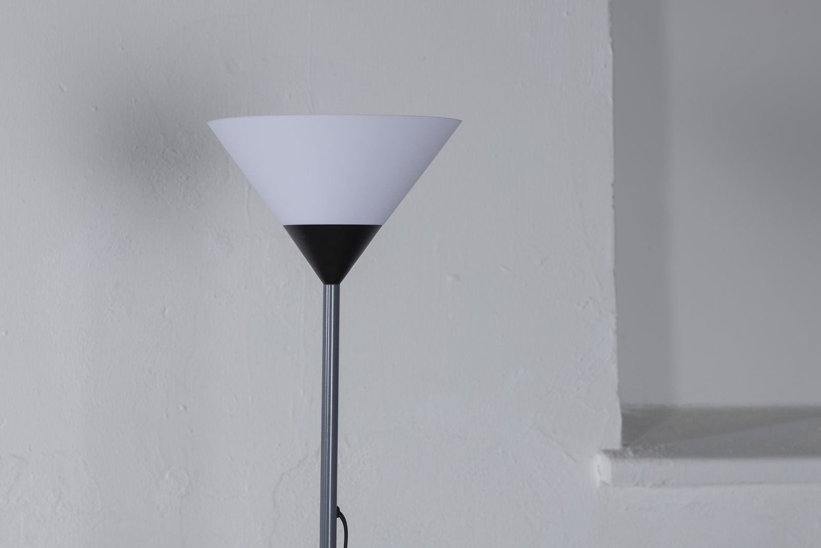 Batang gulvlampe Mørk grå, hvit skjerm