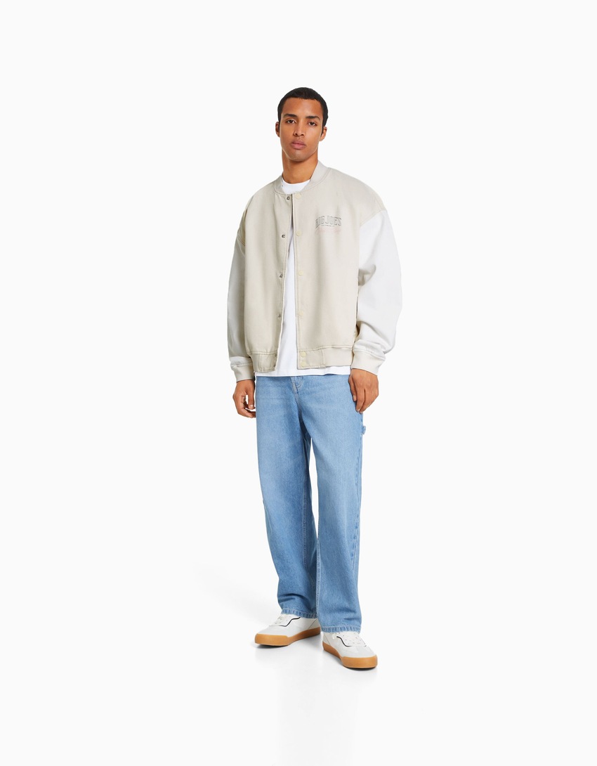 Jaqueta bomber jeans com costura contrastante
