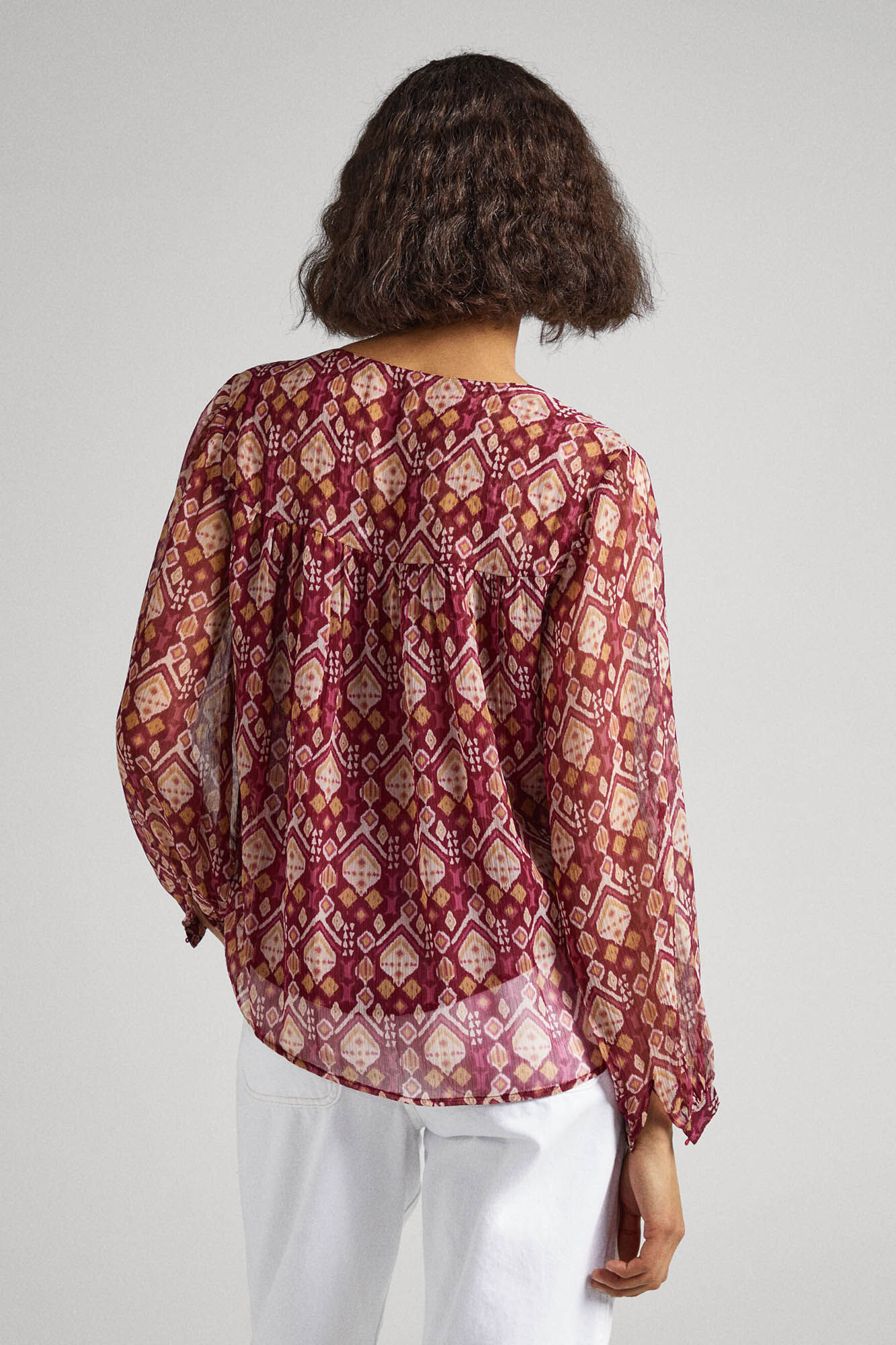 Blusa com decote em forma de fechadura