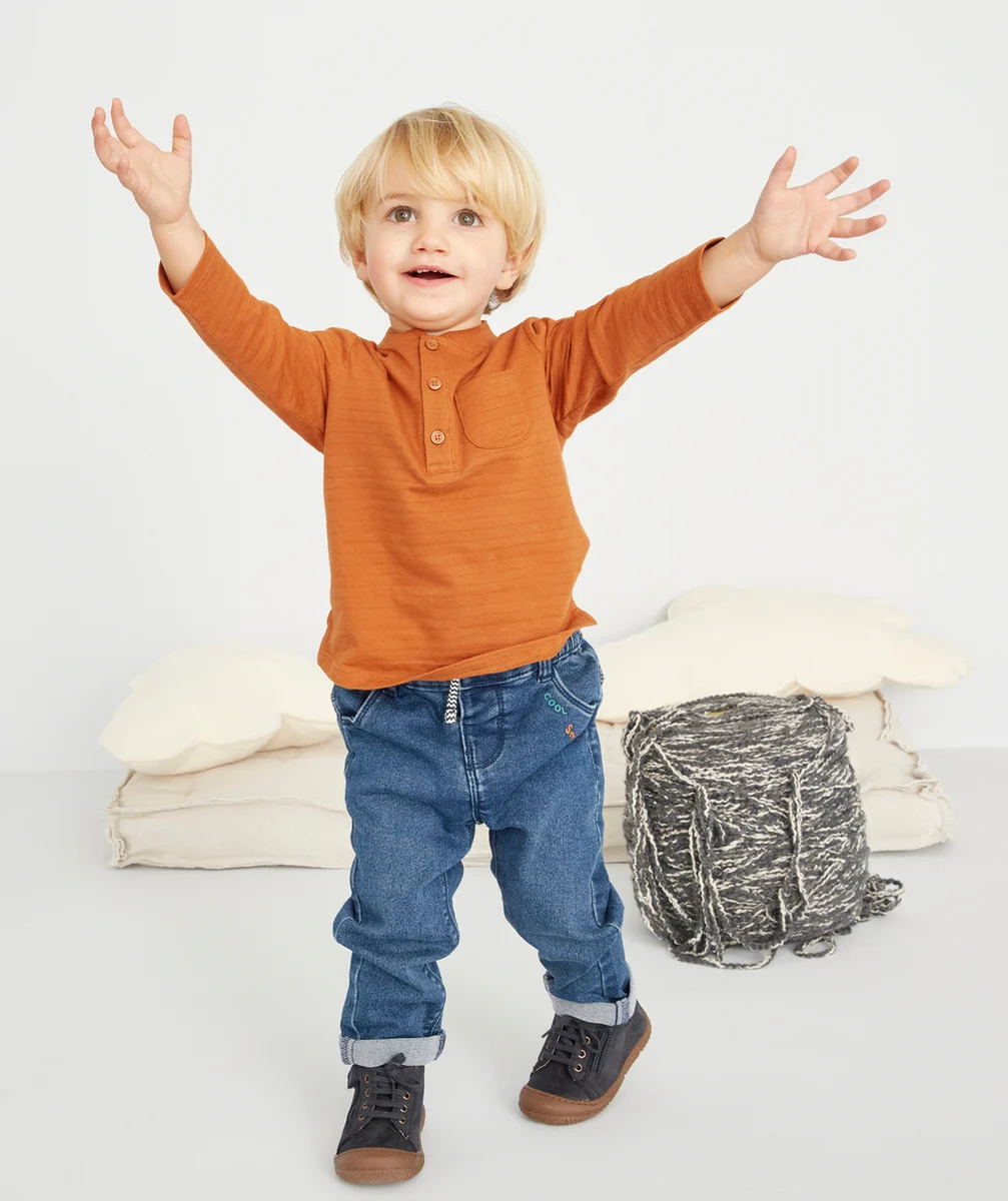 PANTALON DROIT EN DENIM BÉBÉ GARÇON AVEC MESSAGE FLOQUÉ