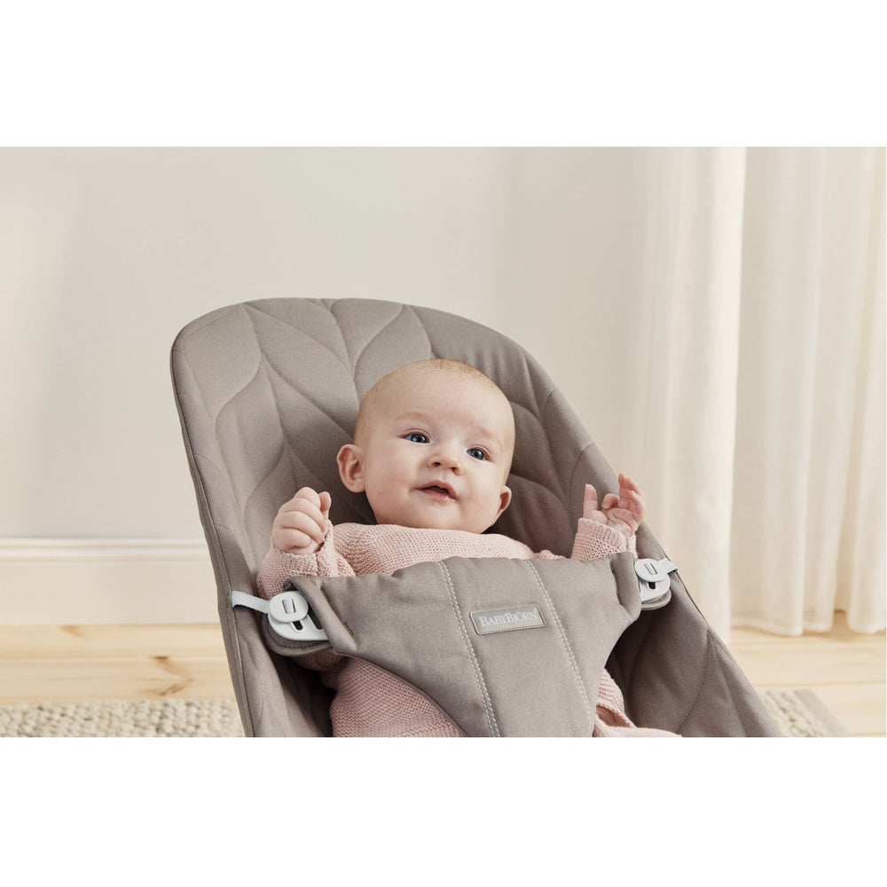 Køb BabyBjörn Sand Grey Skråstol Bliss Blomsterbladsquilt