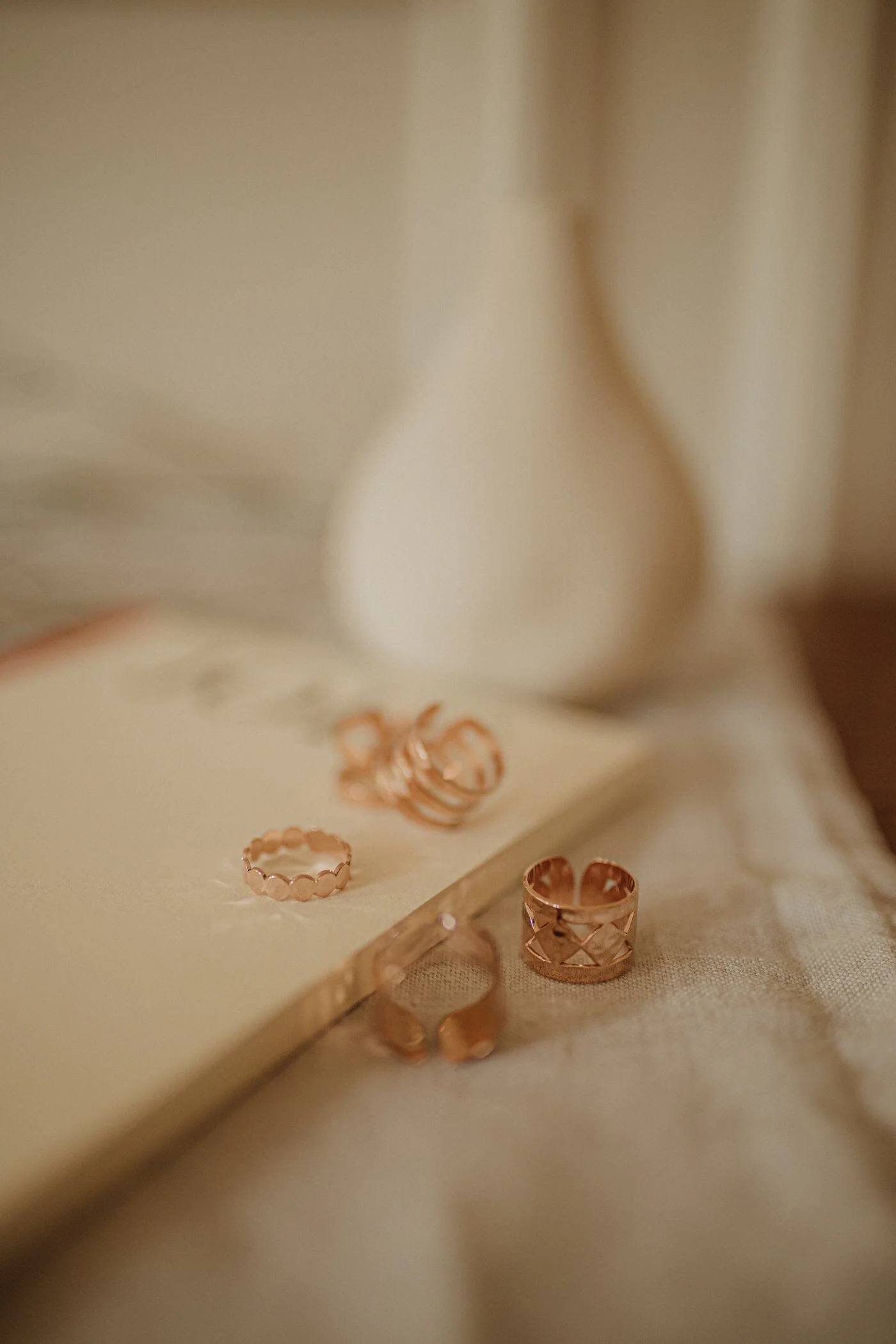 LOU - Bague martelée plaqué or | Rose