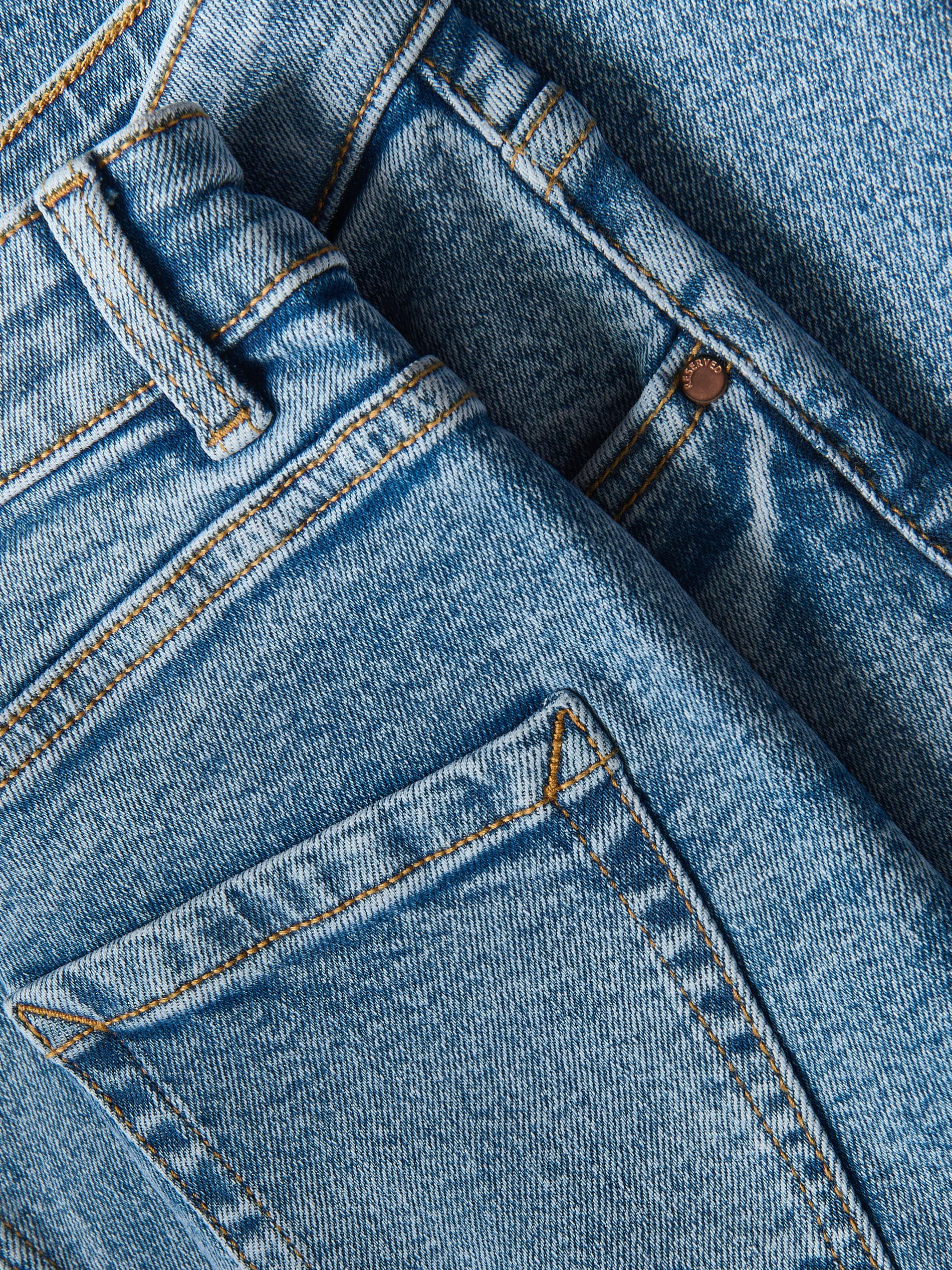 Flare-Jeans mit kürzerem Bein