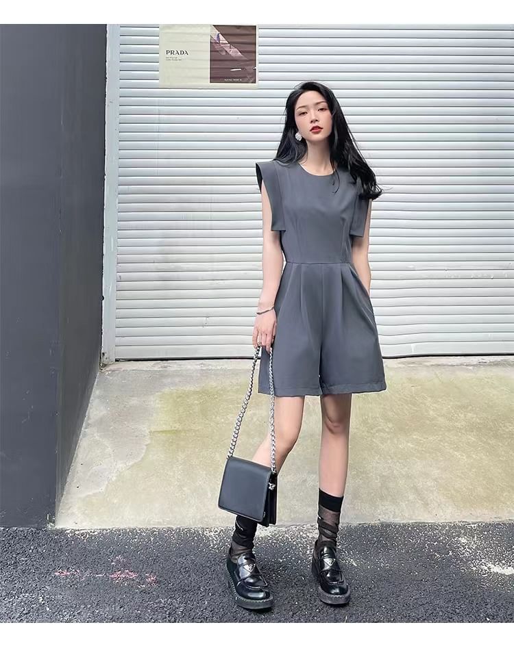 Yilda - Mouwloze romper met strikceintuur