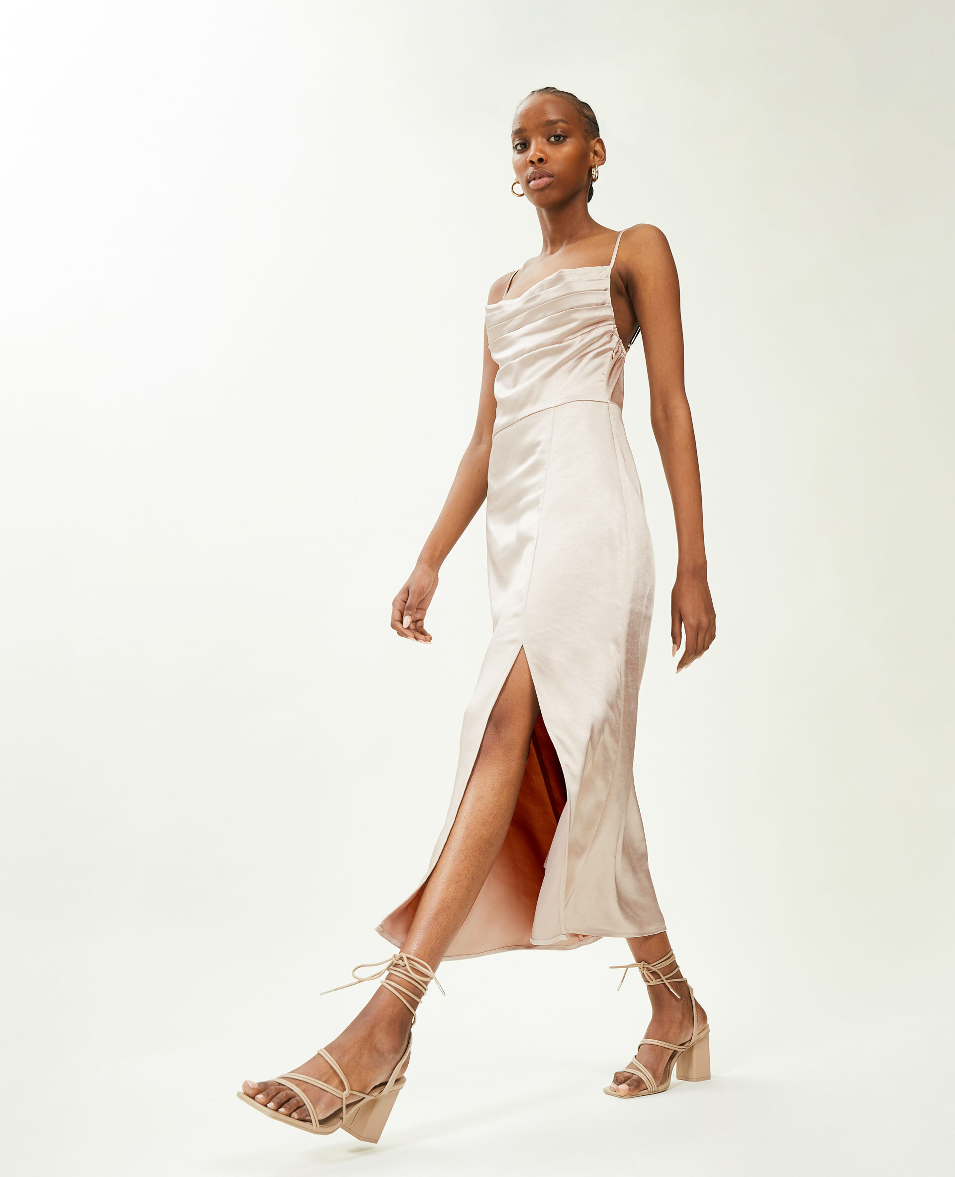 Robe longue tissu satiné encolure bénitier - Écru