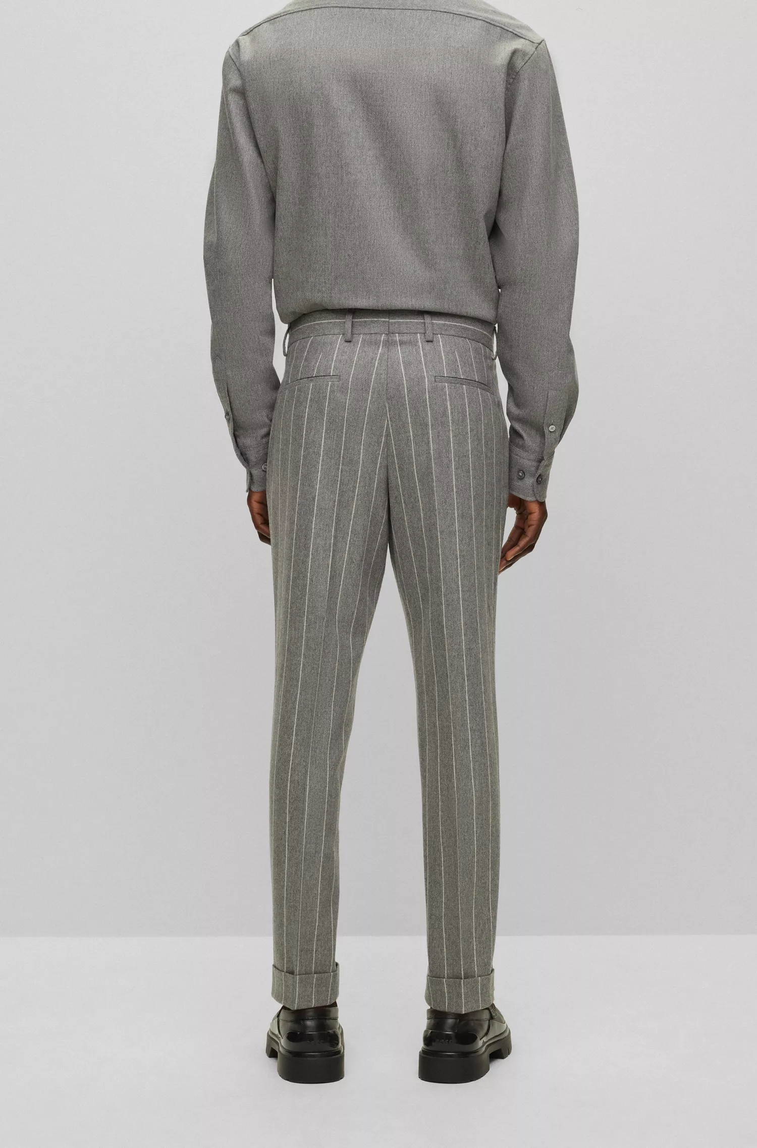 Terno BOSS preto de corte slim, em lã listrada e cashmere.