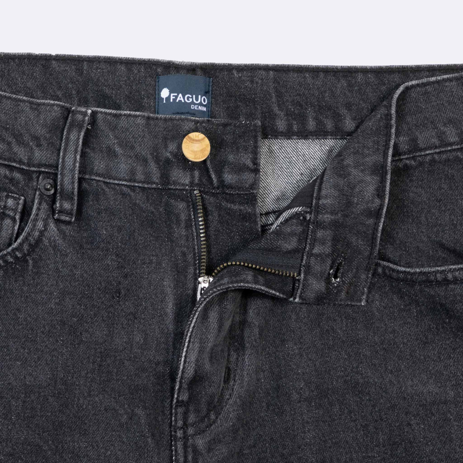 Jean black washed coupe fuselée végan en coton et coton recyclé - modèle Tapered denim