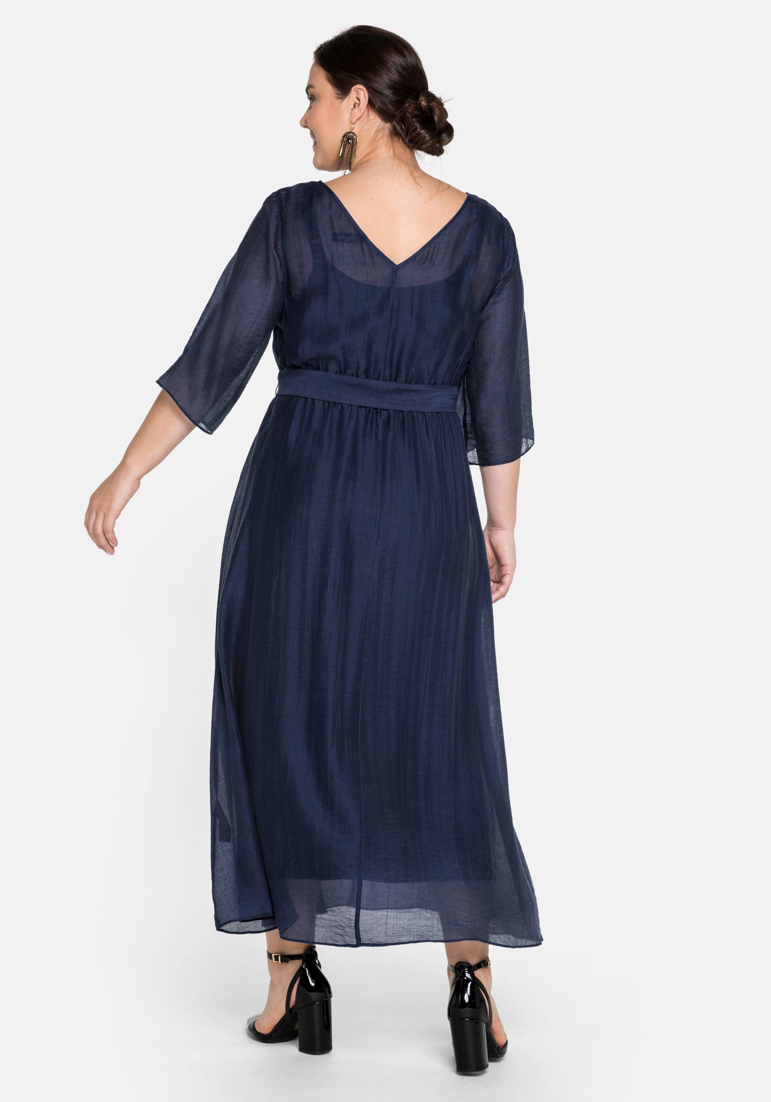 Abendkleid in luftiger, weiter Form mit Bindeband