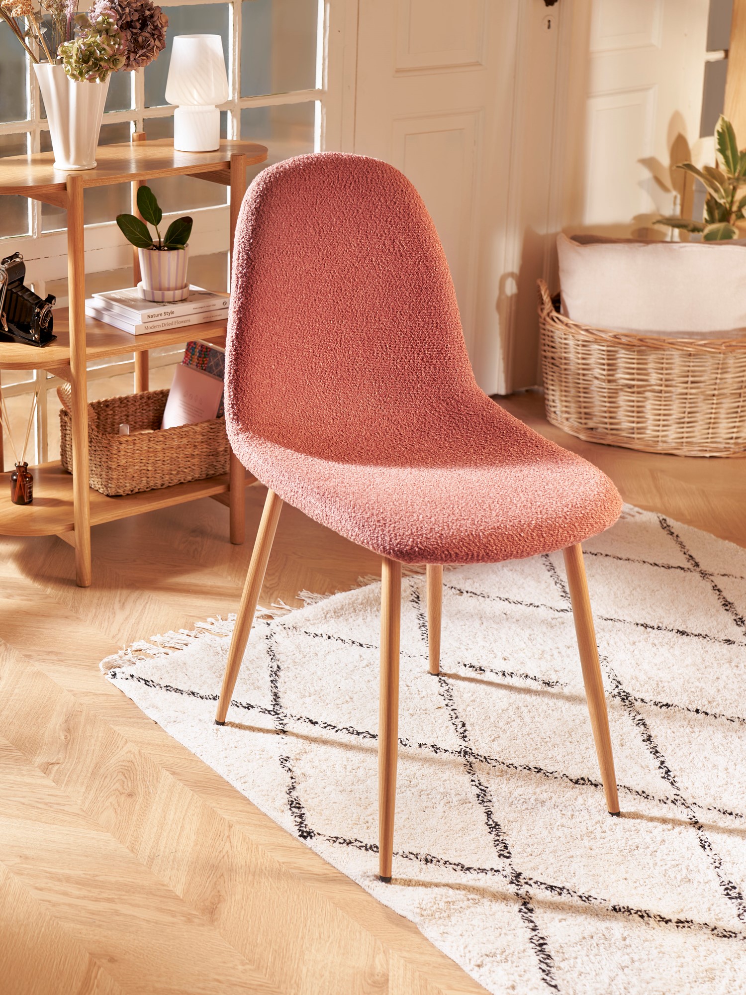 Stol i boucléstof | Polyester/stål/polyurethan. 40,5 x 44,5 x 89/48,5 cm. | Rose
