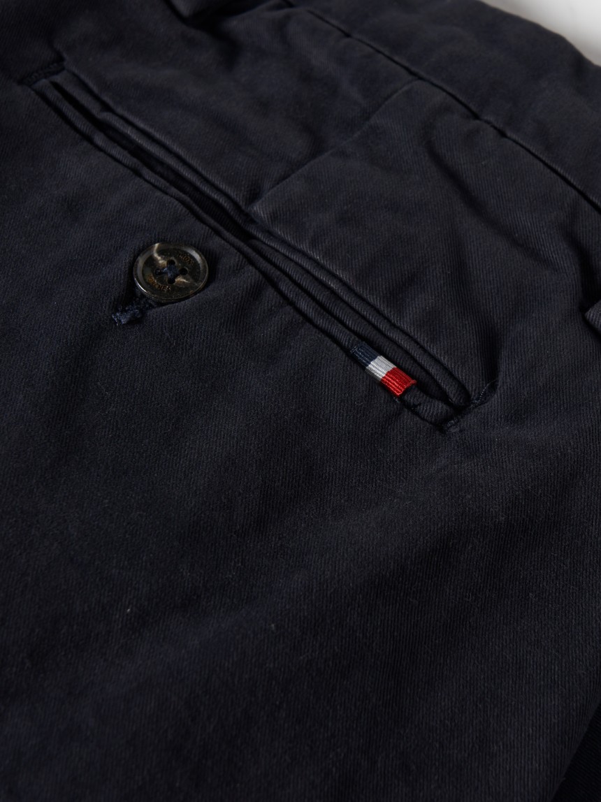 Calças chino regular fit com pregas