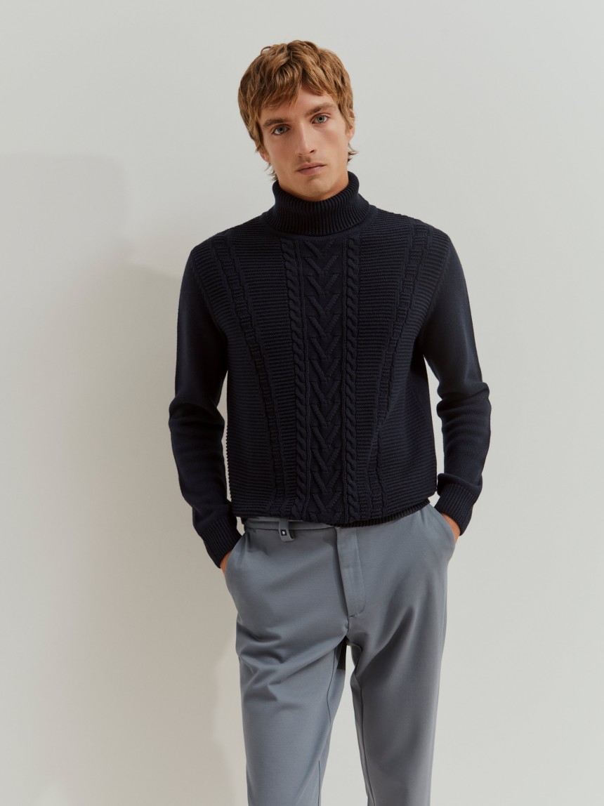 Calças chino regular fit vincadas