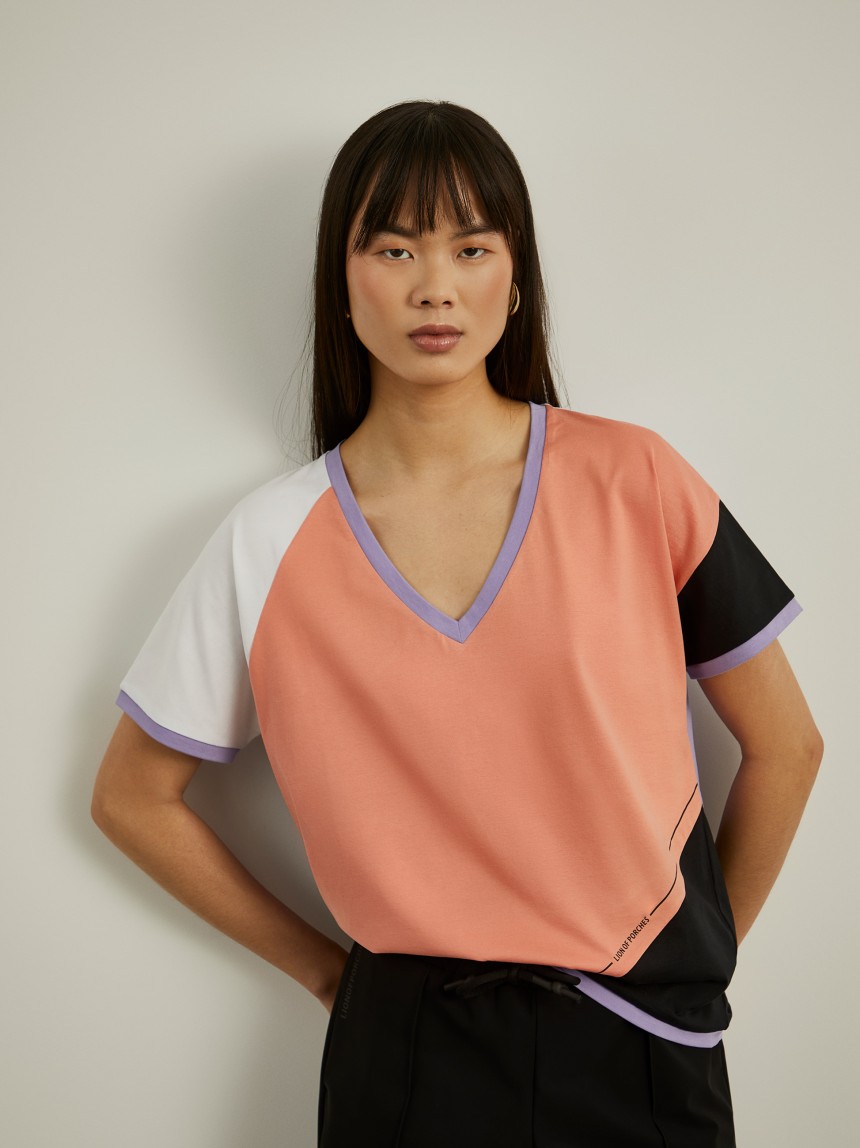 T-shirt color block decote em V