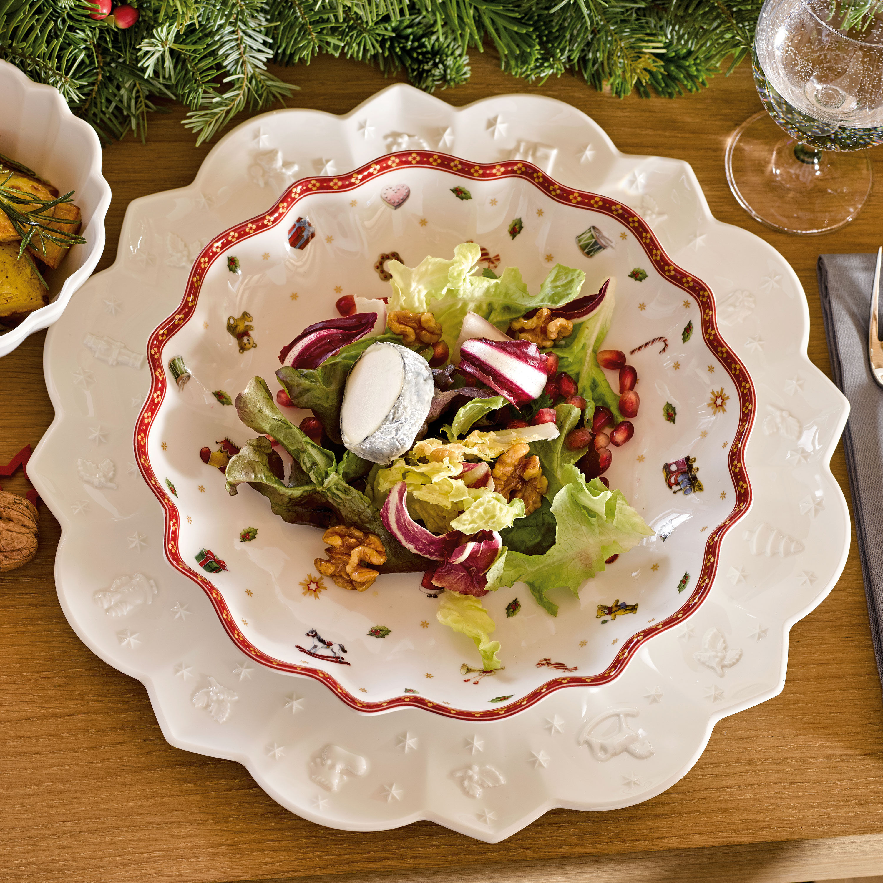 Toy's Delight Centerpiece bowl Red, 17 oz, Premium Porcelain