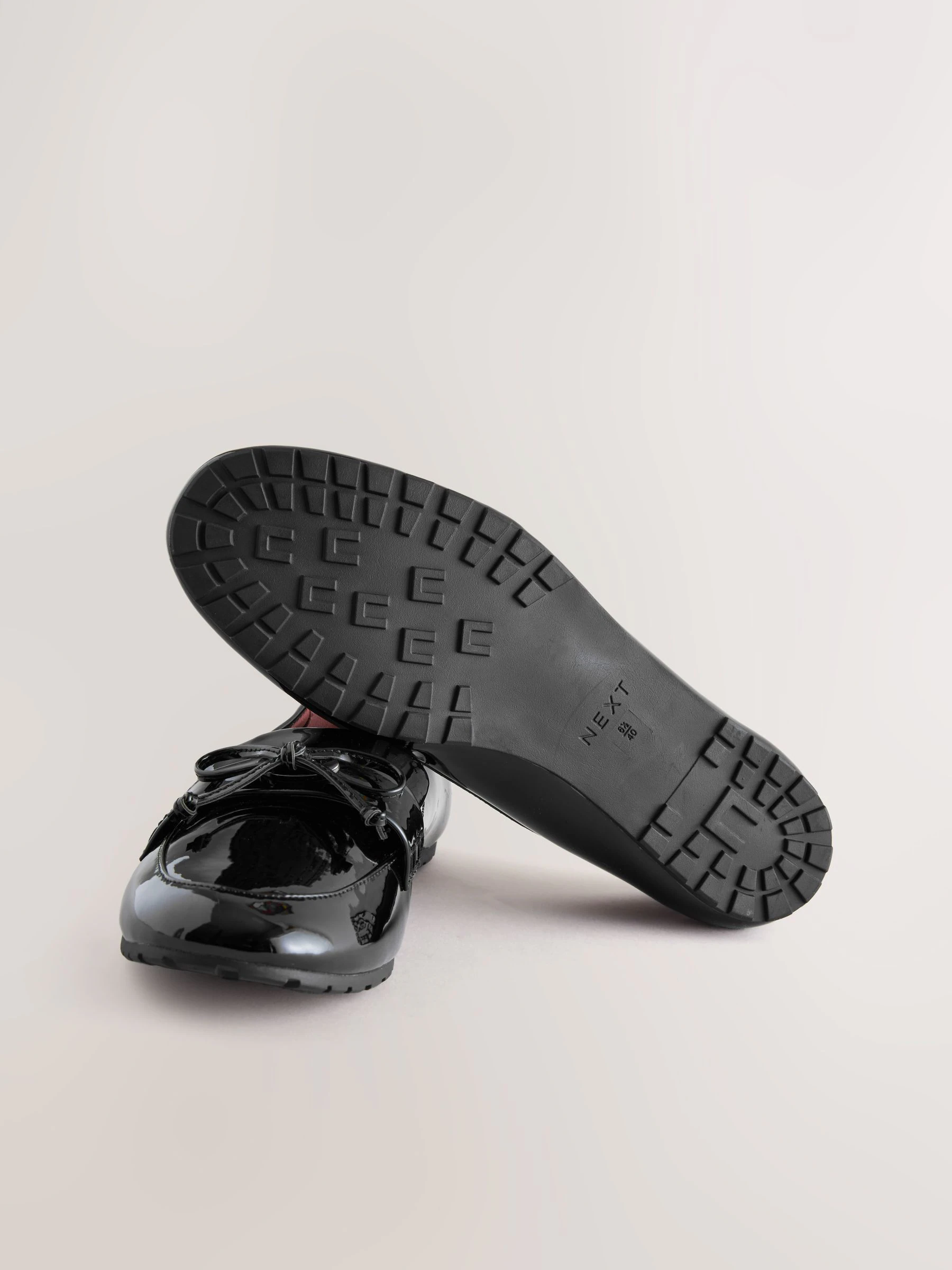 Zwart - Forever Comfort® lakleren balletschoenen met ronde neus en strikdetail