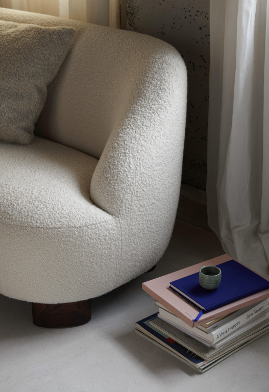 &tradition Margas LC3 sofa zwart onderstel Karakorum 001