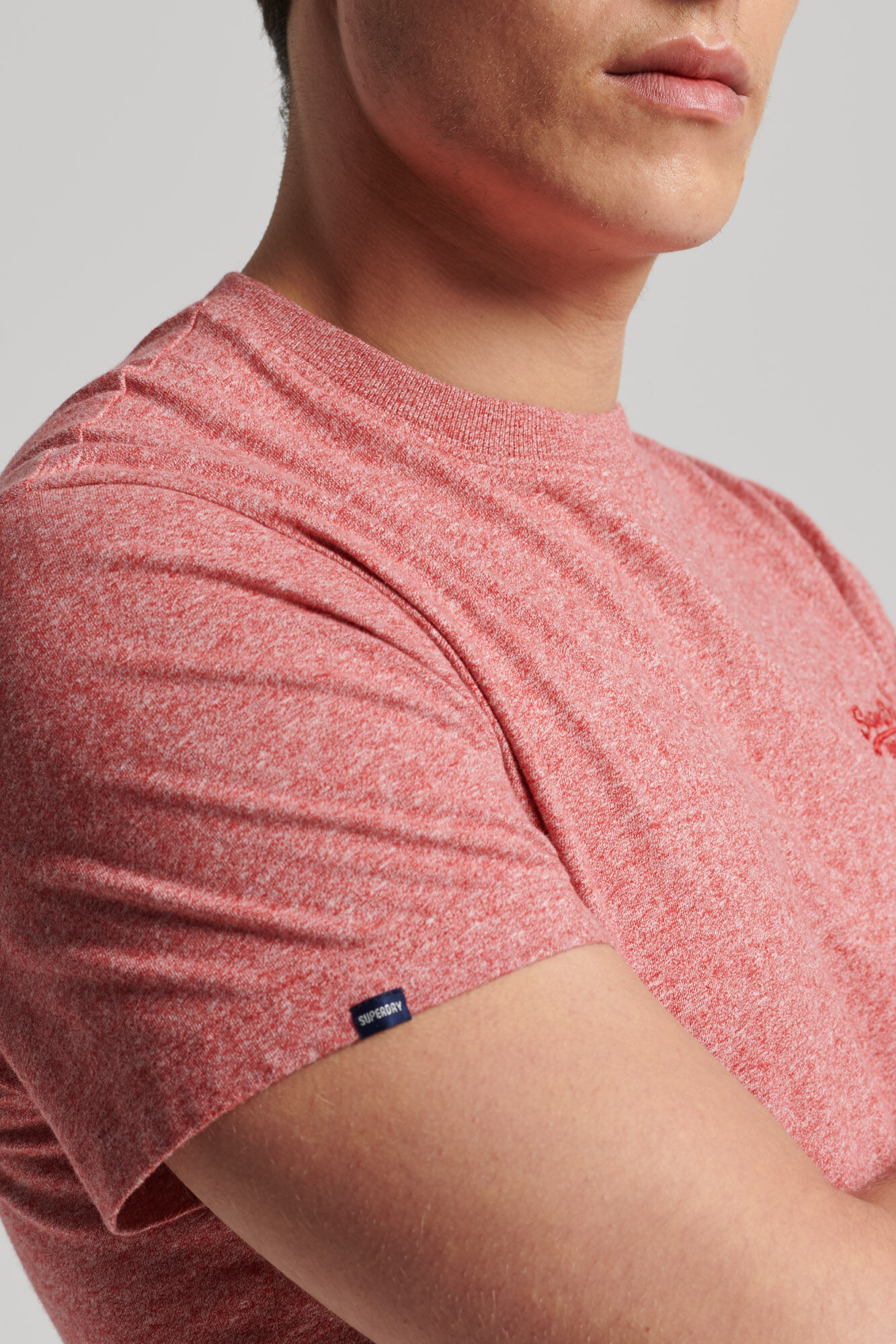 Camiseta de algodão orgânico com logotipo vintage bordado.