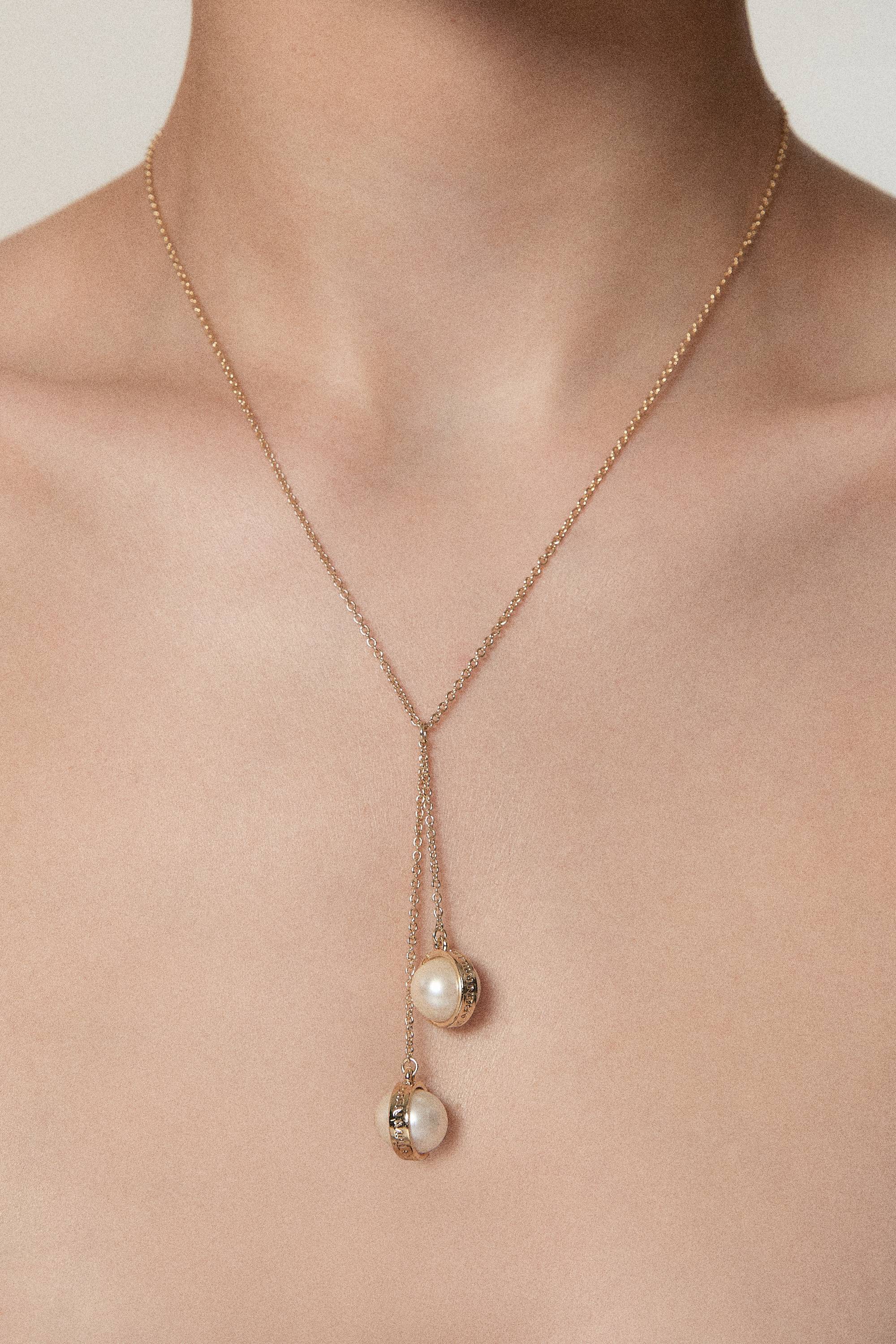 KarenMillen Collier à double pendentif en perle, logo, plaqué or 14kt