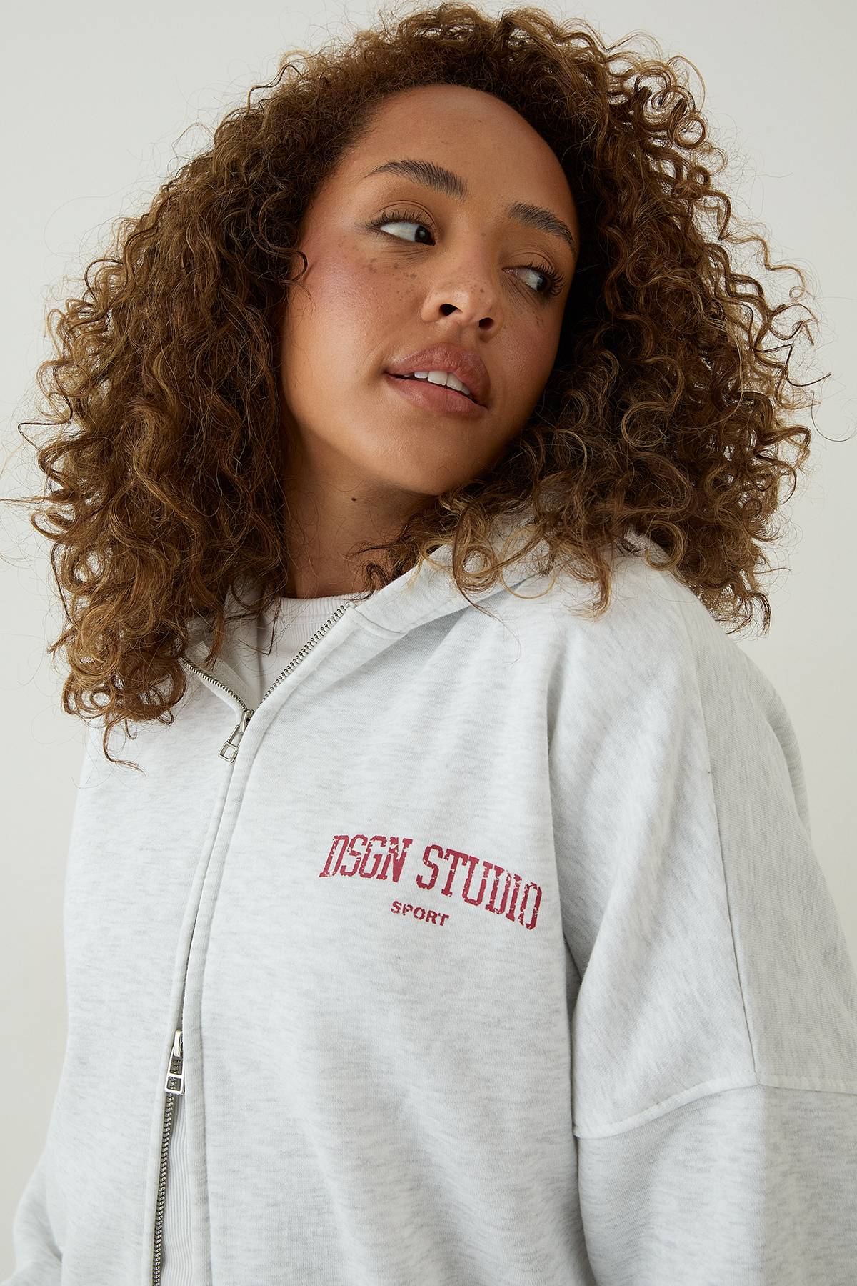 Sweat À Casynthétiqueche Boxy Zippé Imprimé Universitaire Dsgn Studio