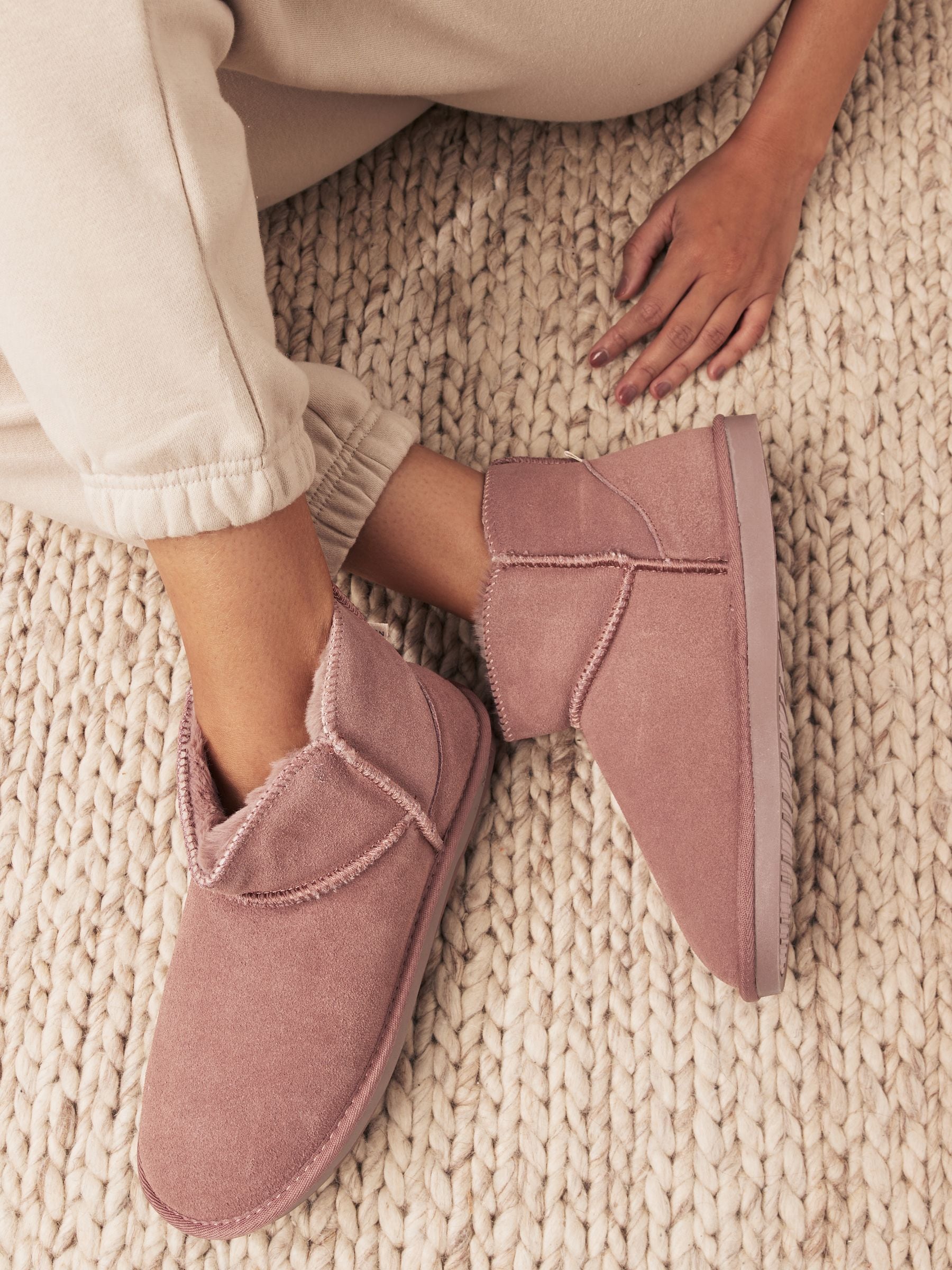 Mink roze - Suède pantoffellaarsjes met voering van imitatiebont