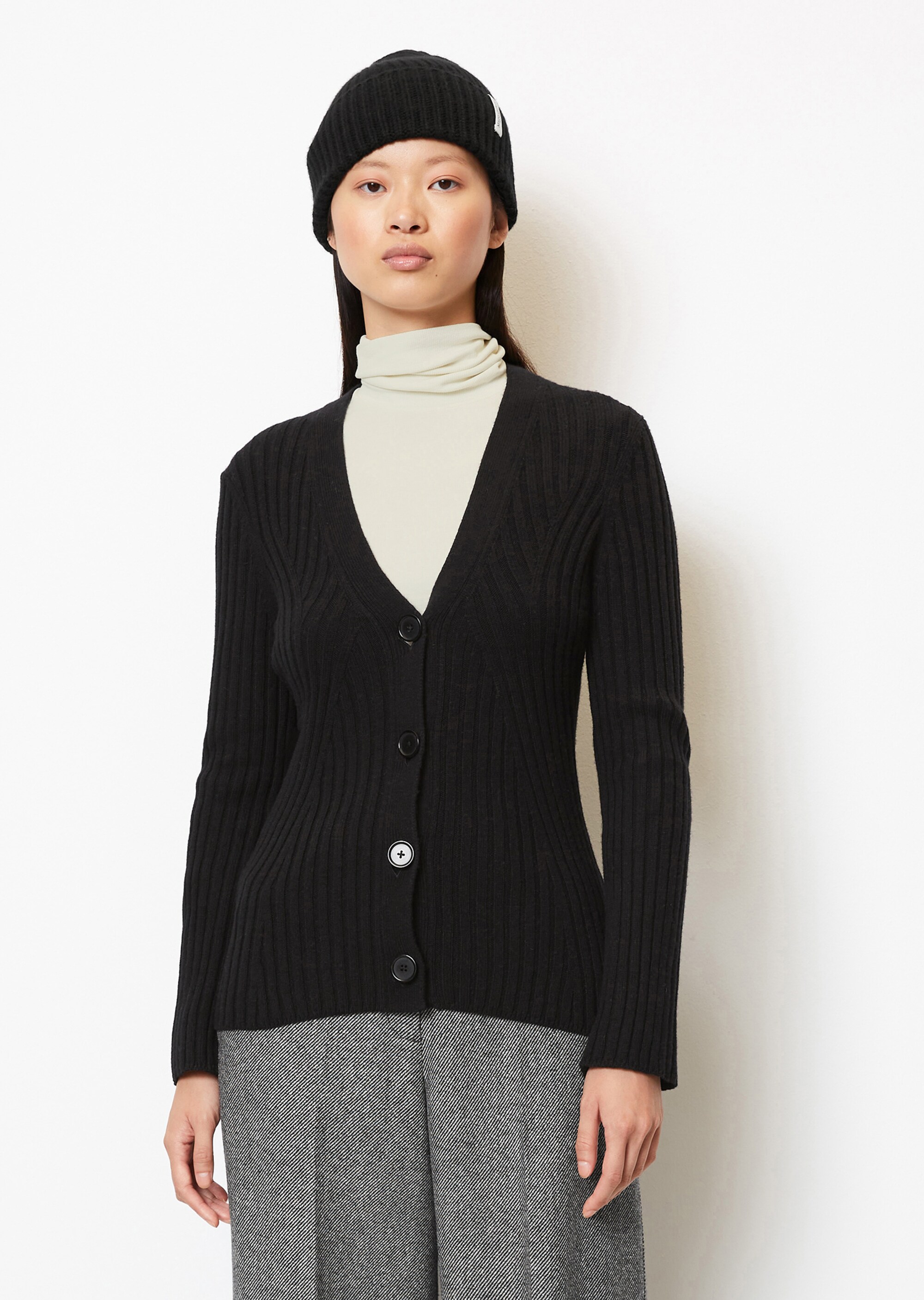V-Neck-Cardigan fittedmit Fully fashioned Details