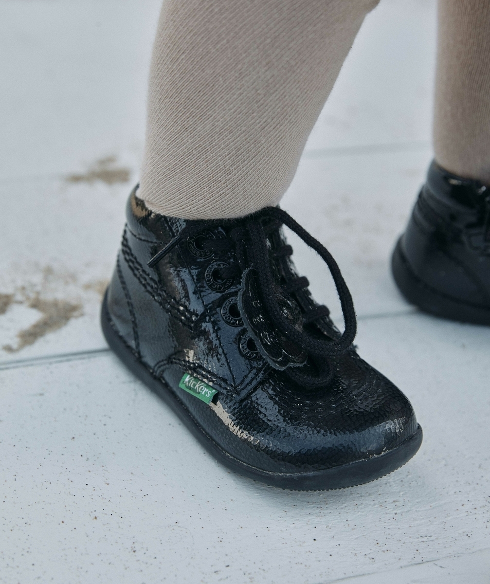 KICKERSBOTTINES BÉBÉ EN CUIR VERNIS NOIR LACET ET ZIP