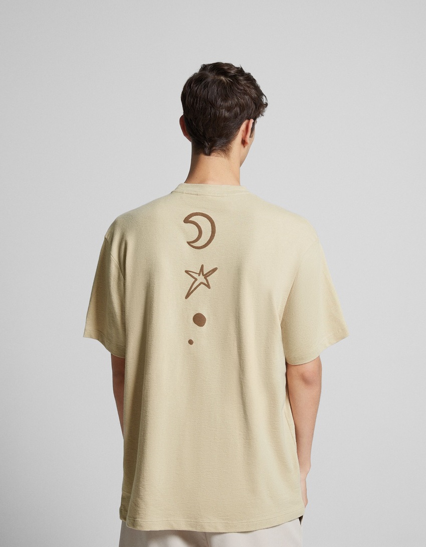 Camiseta de manga curta com estampa floral rústica e modelagem quadrada