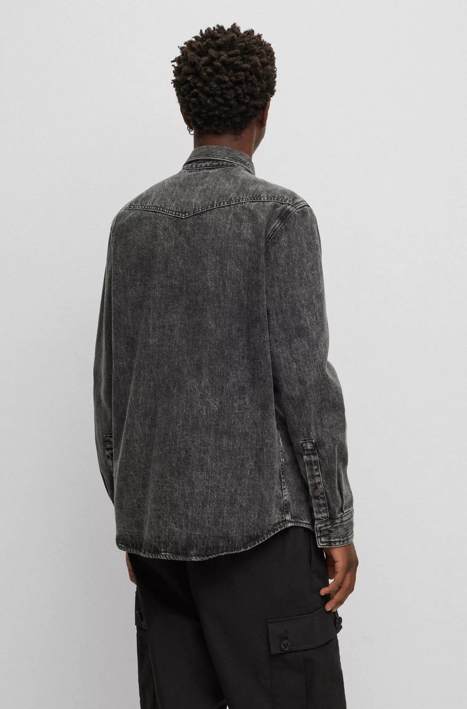 Camisa HUGO vermelha de corte relaxado em denim índigo