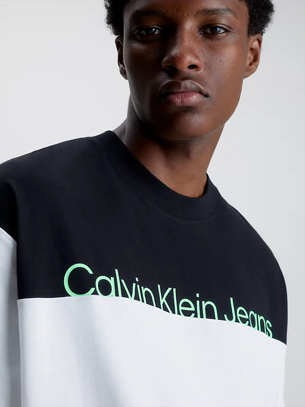 Camiseta oversized com listras grossas e coloridas
