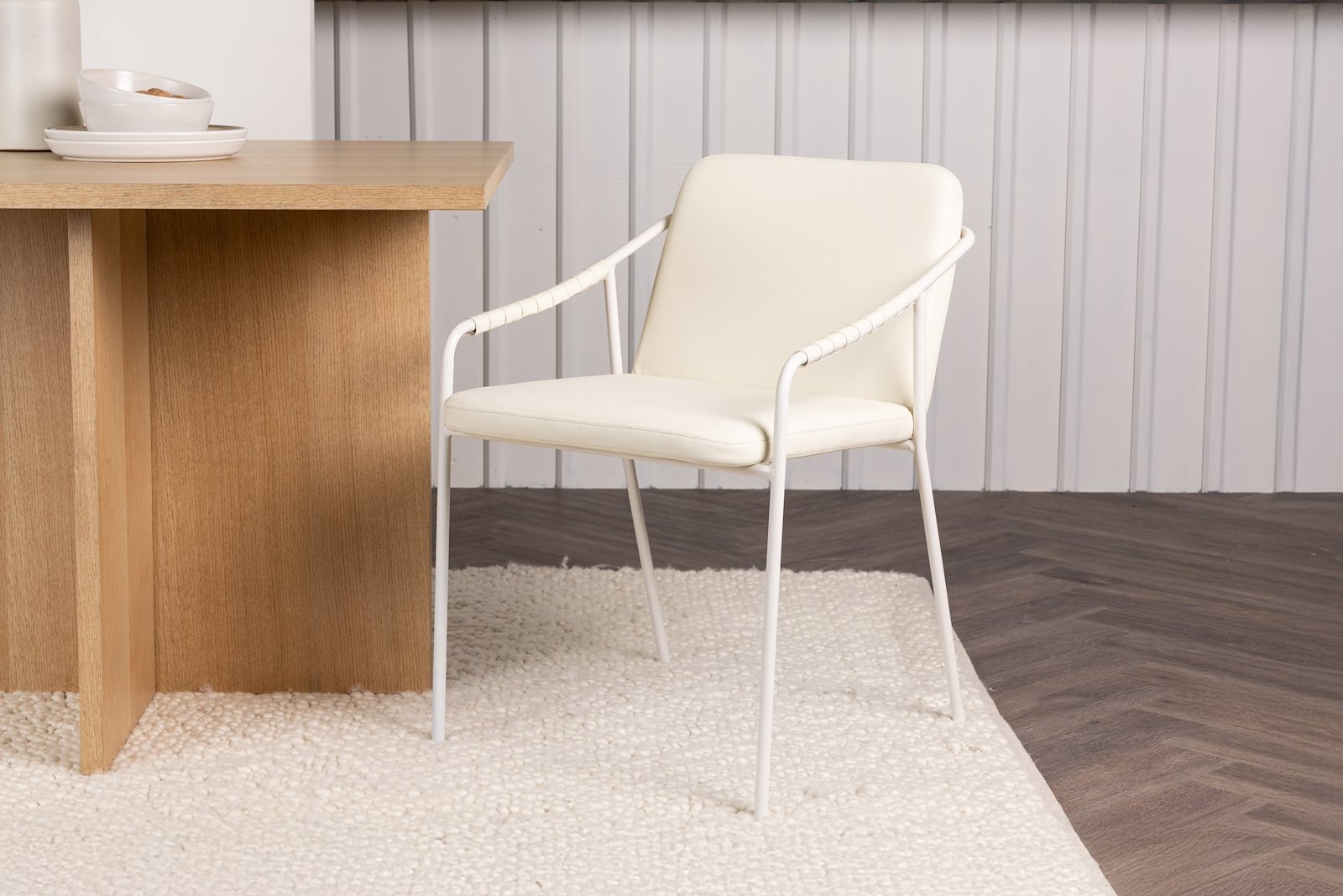 Tvist Spisestol. Sett av 2. Sett av 2. Beige PU med metal understell.