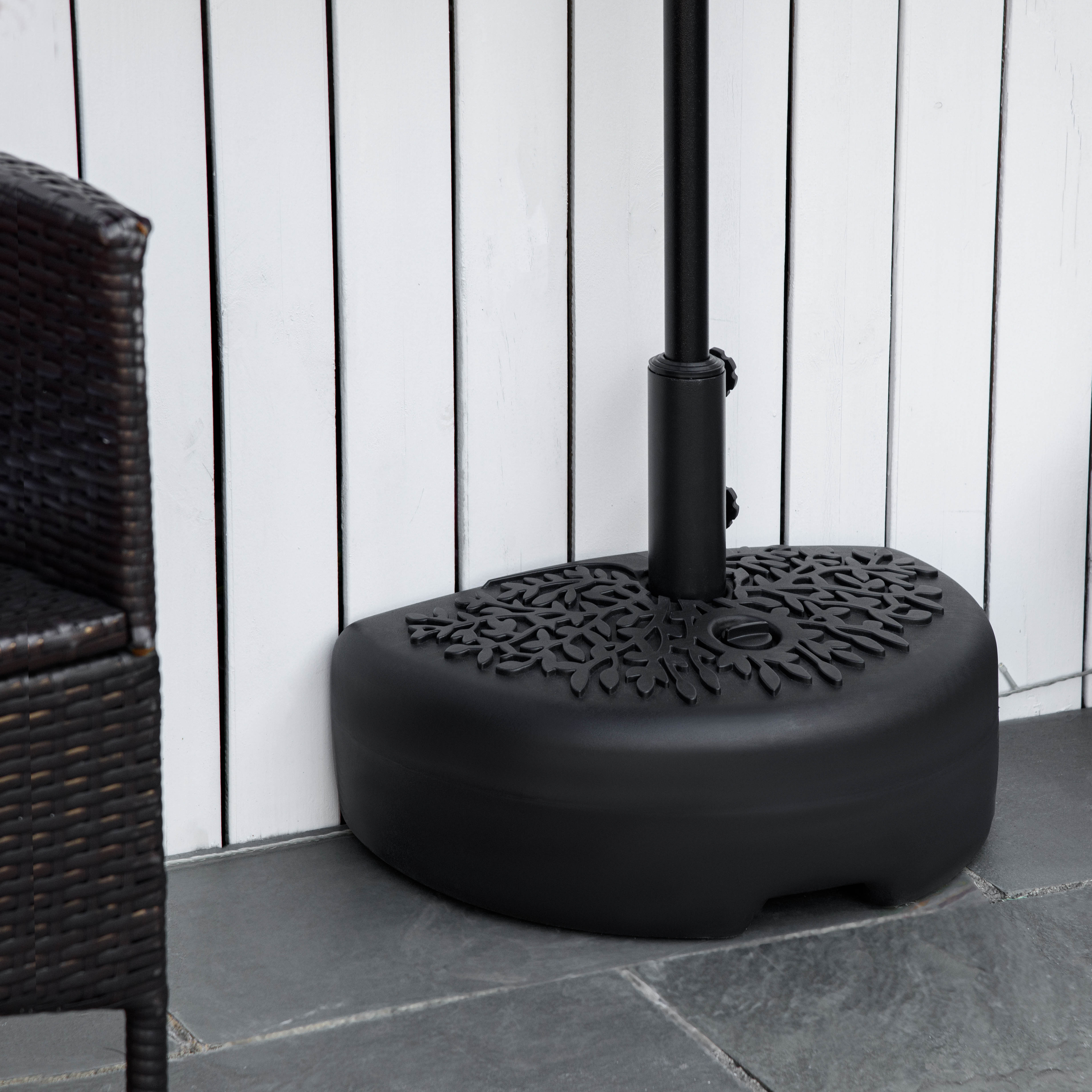 Base de parede para guarda-sol Outsunny Ø38/48 mm, suporte semicircular para guarda-sol, preenchível com 21 kg de areia ou 18 kg de água, para jardim, pátio, terraço e uso externo, 50x31x18 cm, preta