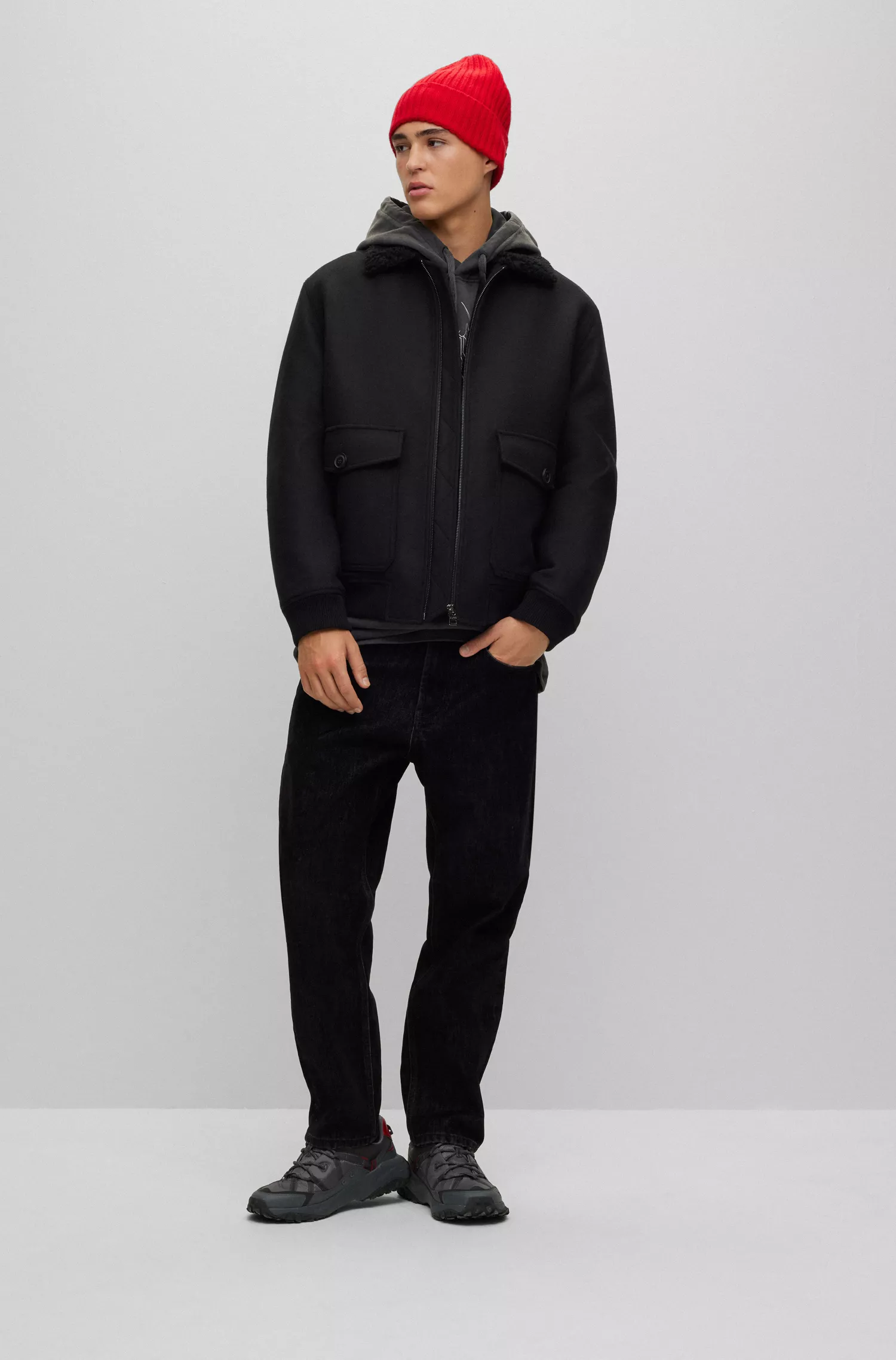 Jaqueta bomber HUGO vermelha, corte regular, com gola teddy.