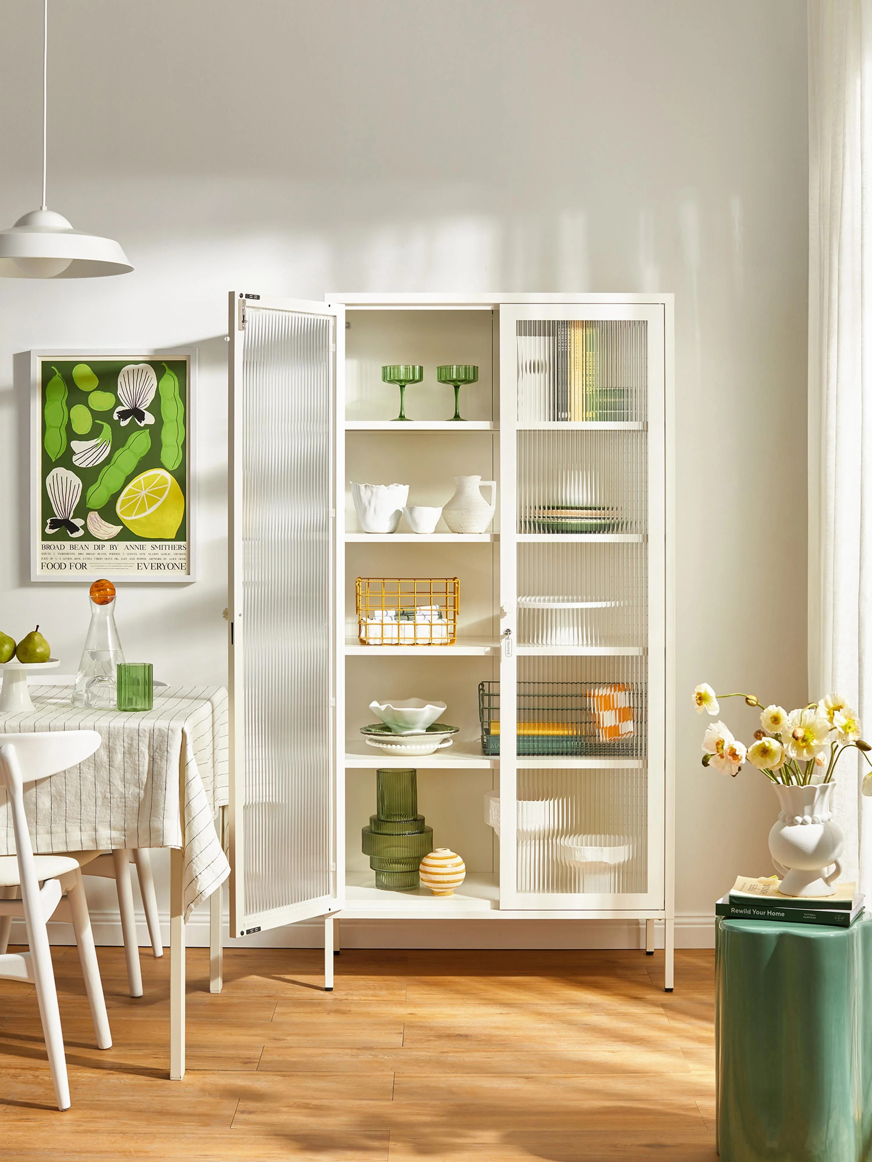 Metalen vitrinekast The Collector met geribbeld glas