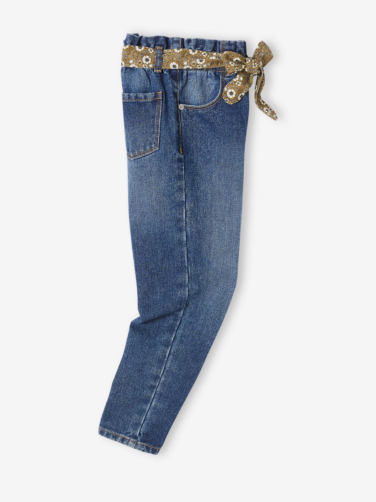 Calça jeans estilo paperbag e cinto floral, garota de jeans cinza