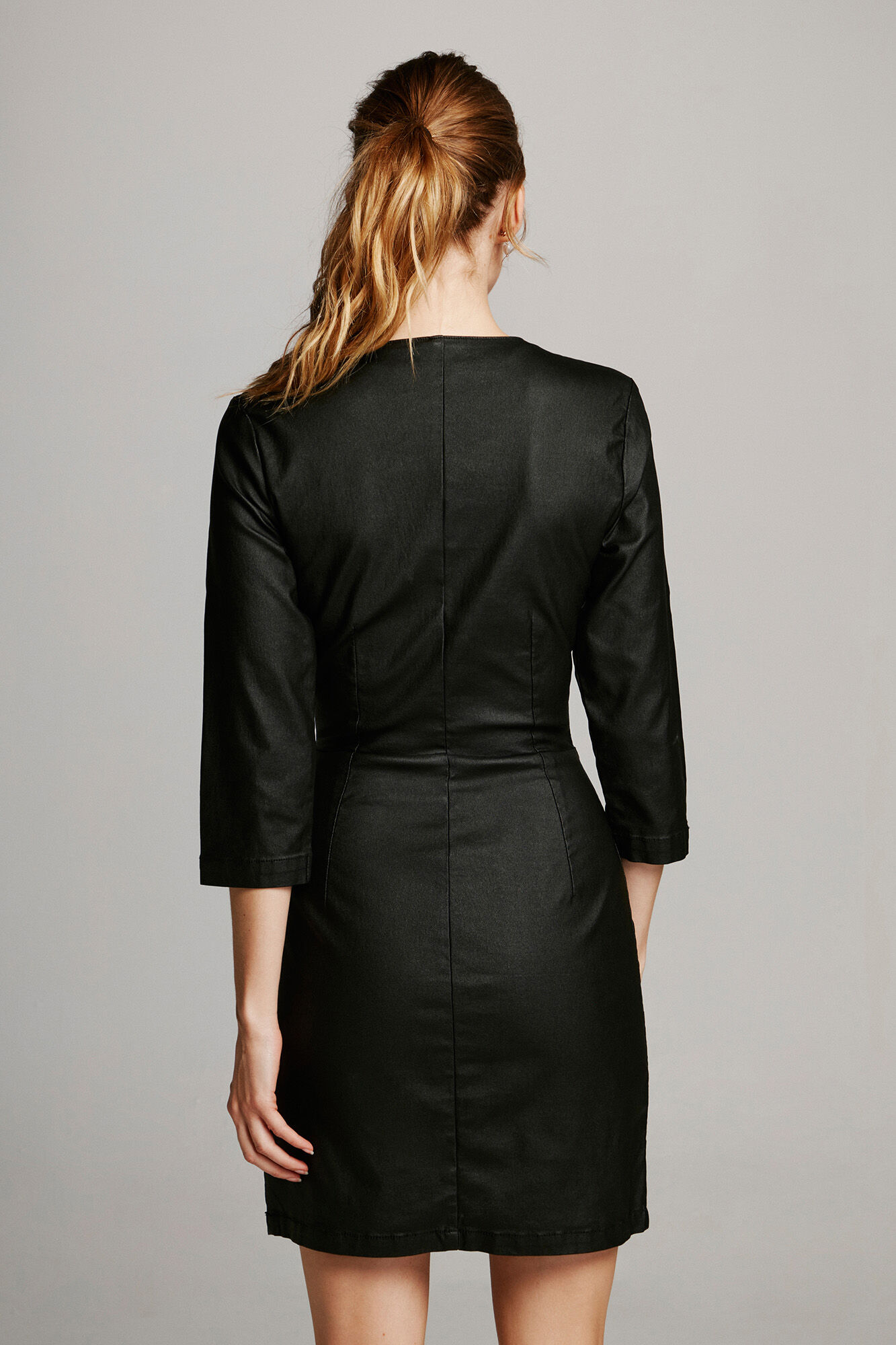 vestido justo de couro sintético