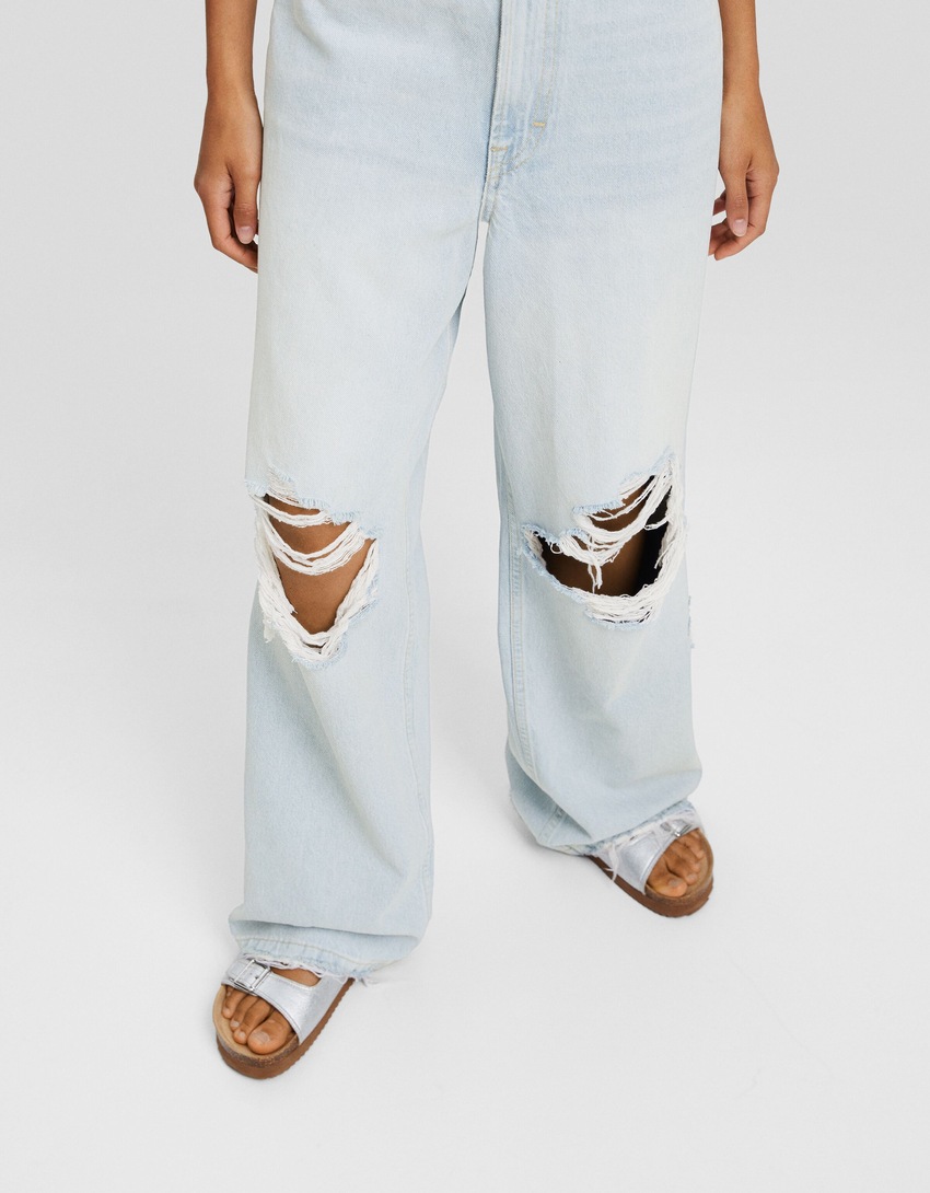 Jeans desbotados, rasgados e super folgados