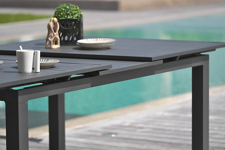 Table de jardin extensible Miami en aluminium coloris gris anthracite L.180/240 x l.100 x H.77 cm