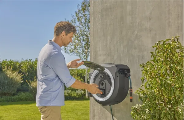 Gardena Batteridrevet vægslangeboks PowerRoll 40 meter