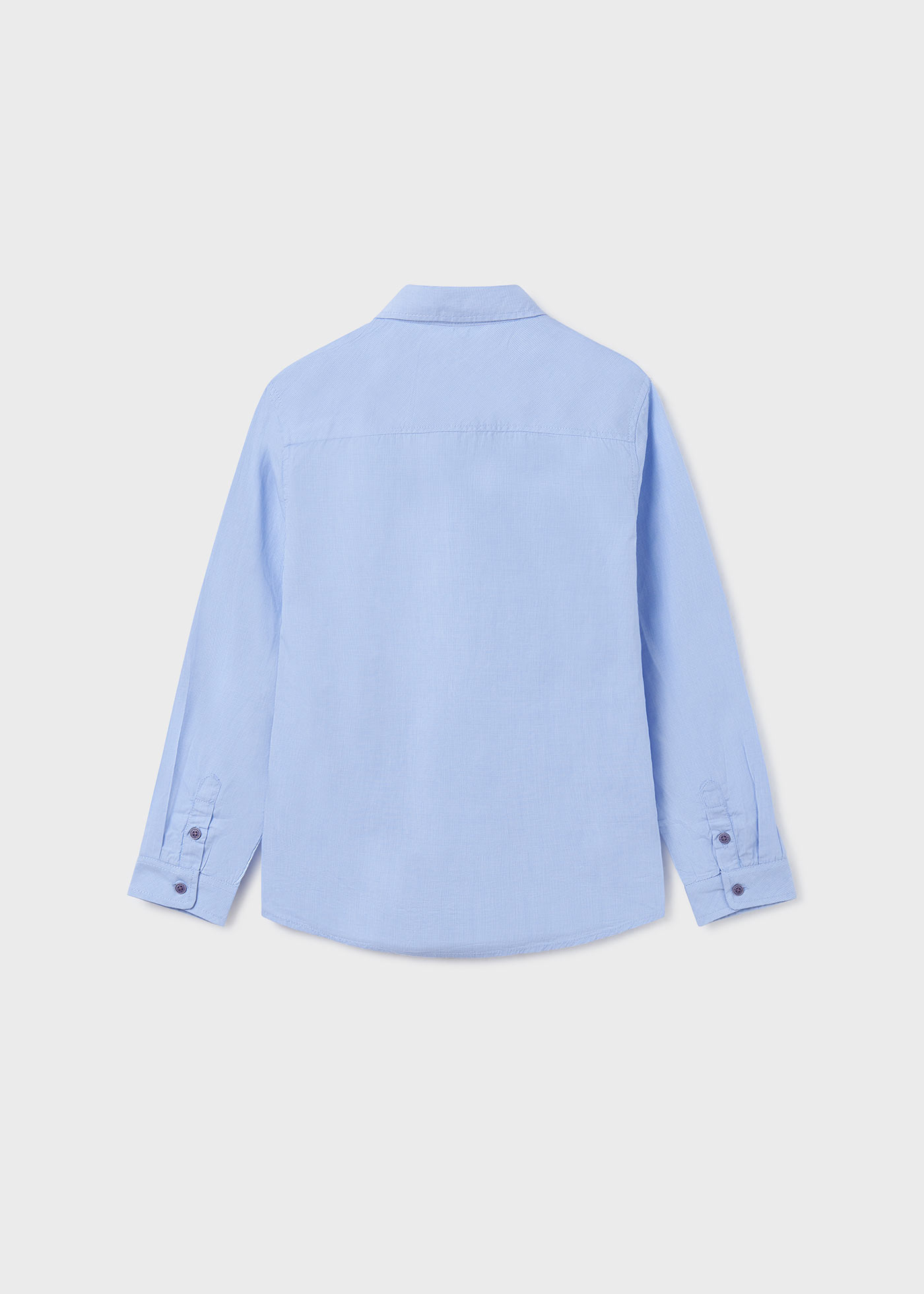 menino de camisa falsa lisa