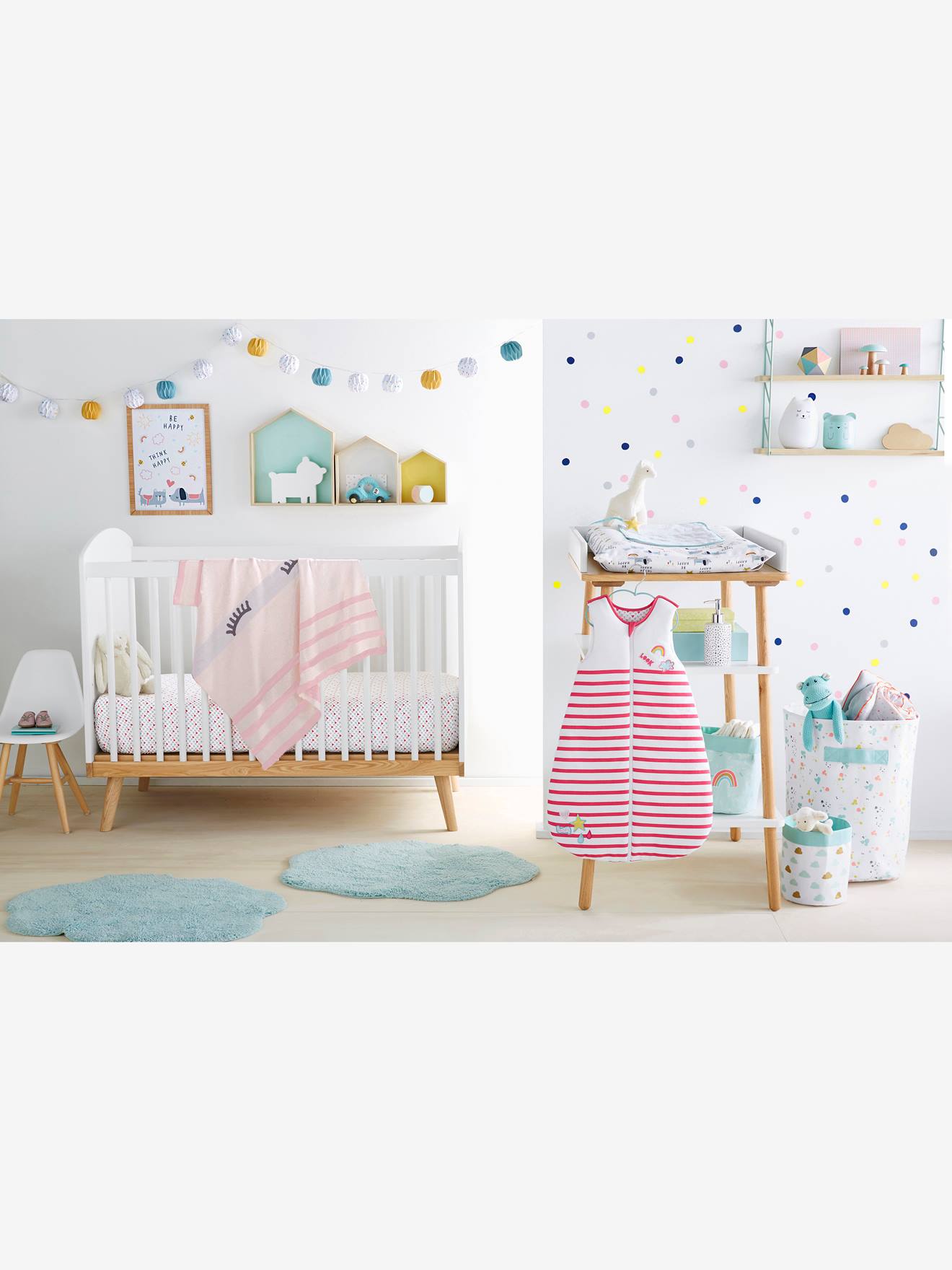 Conjunto de 3 prateleiras de madeira multicoloridas em formato de casa.