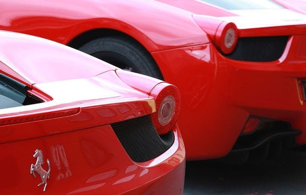 Ferrari fahren auf der Rennstrecke bei Turin als Geschenkidee