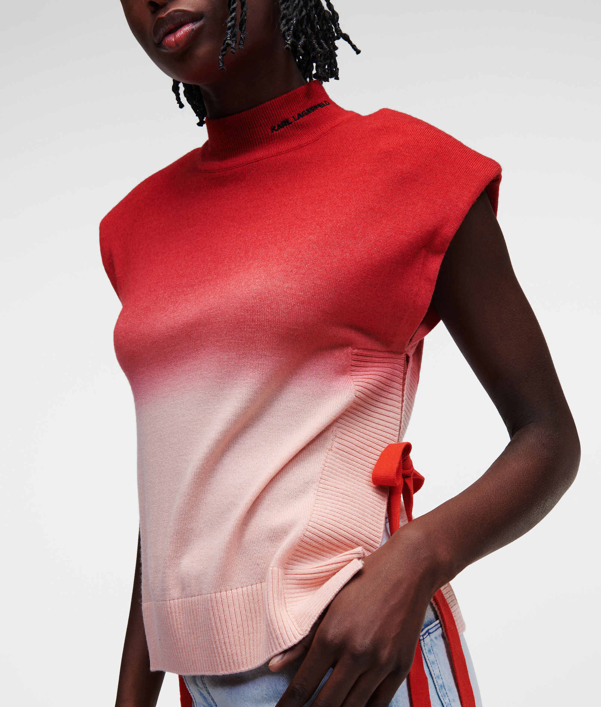 HAUT EN TRICOT AVEC ÉPAULES STRUCTURÉES